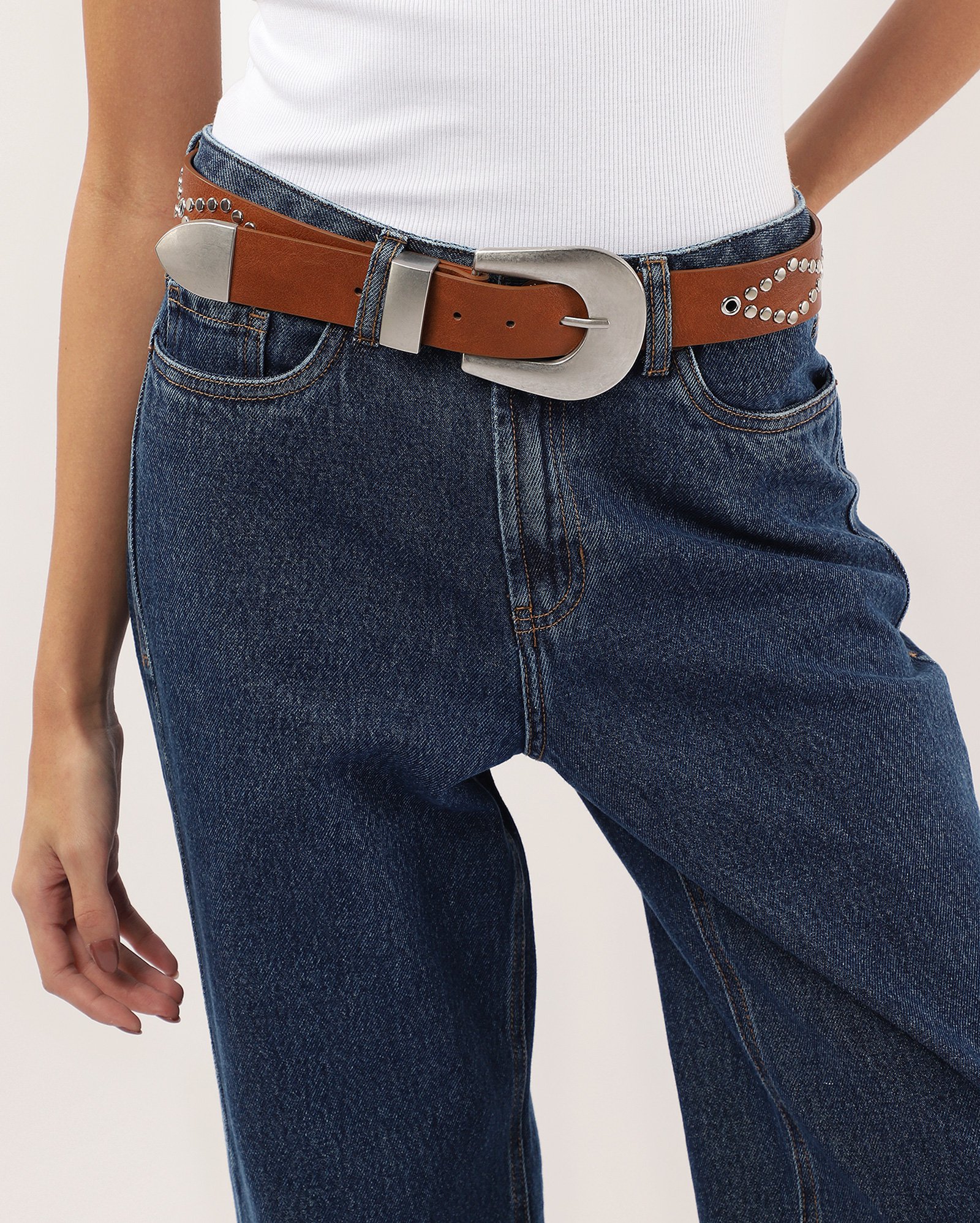 Cinto feminino poliuretano com tachas e fivela marrom