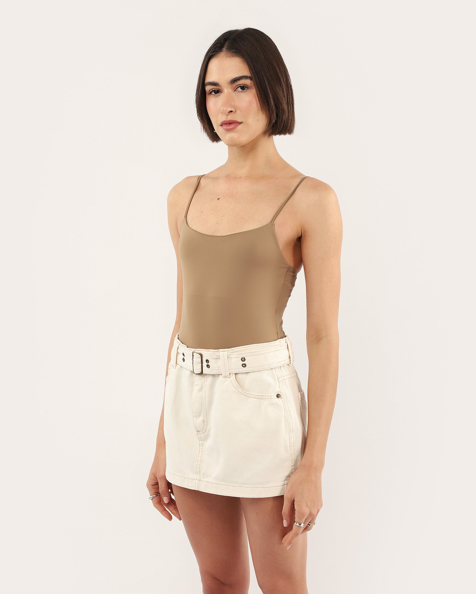 Mini saia sarja cintura alta com cinto bege | Pool Jeans