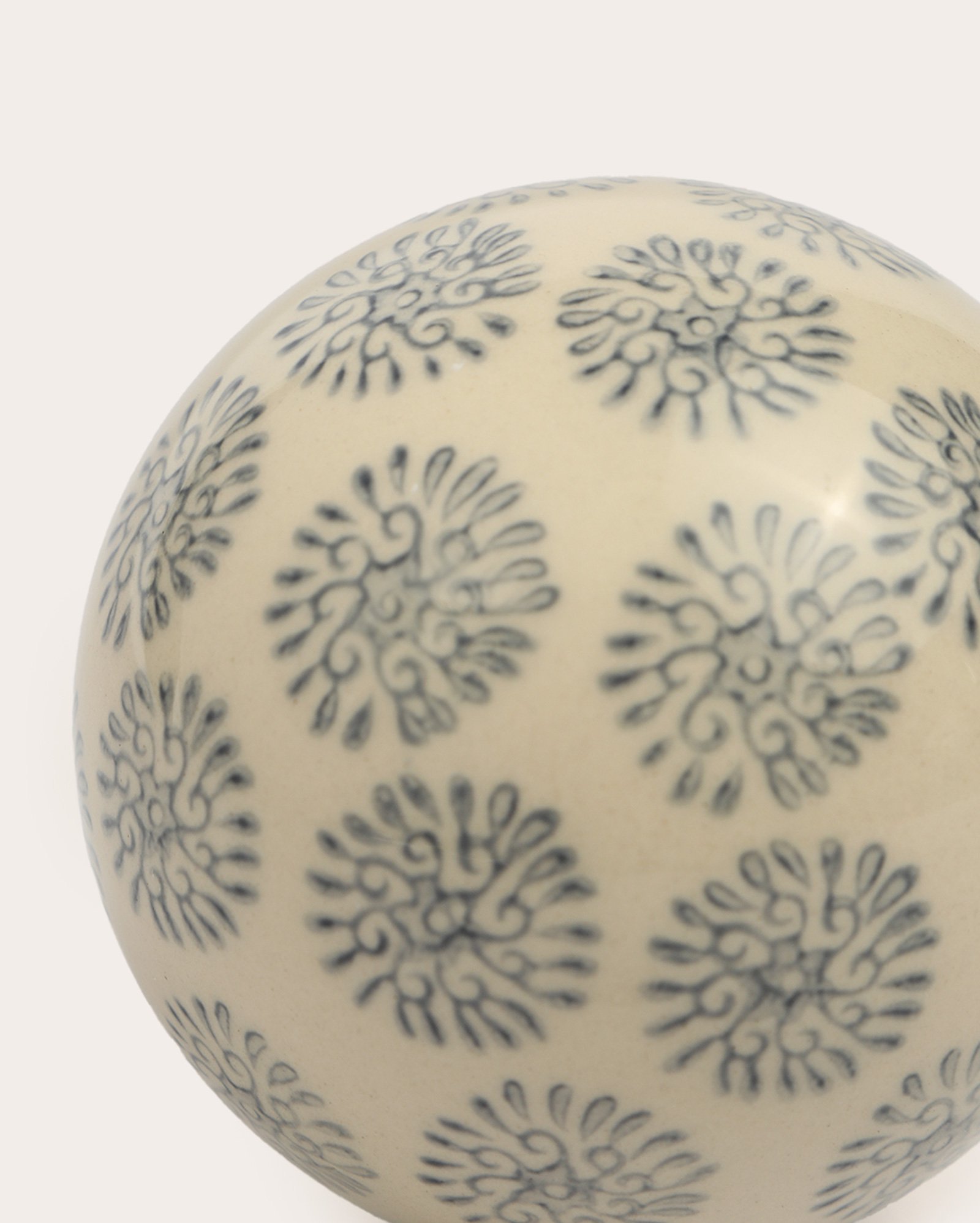 Bola decorativa de cerâmica Mike 8cm bege | Casa Riachuelo