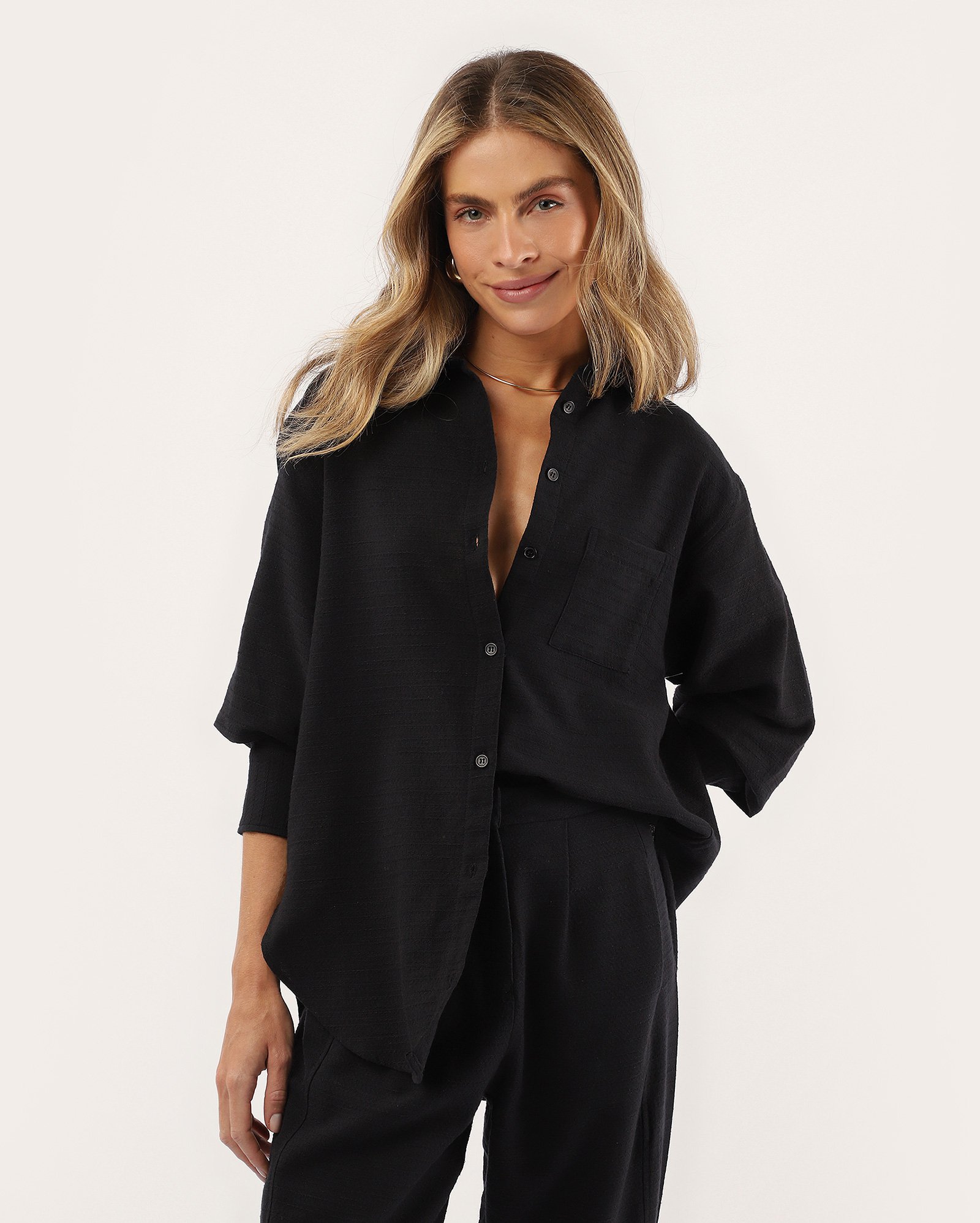 Camisa feminina oversized com bolso