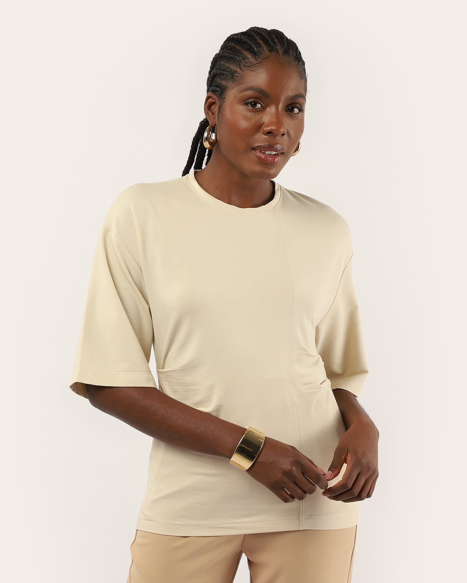 Blusa feminina com viscose e franzido lateral bege