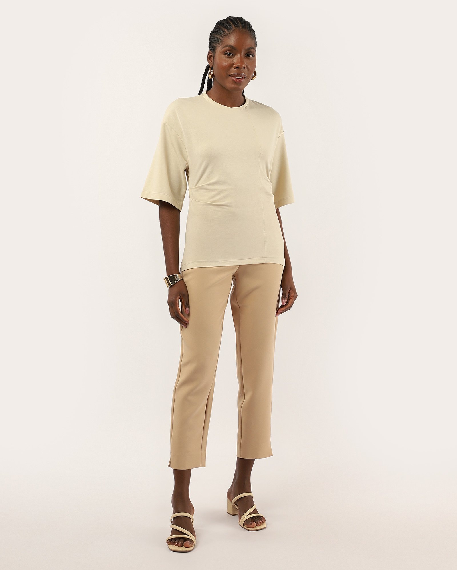 Blusa feminina com viscose e franzido lateral bege — foto 2
