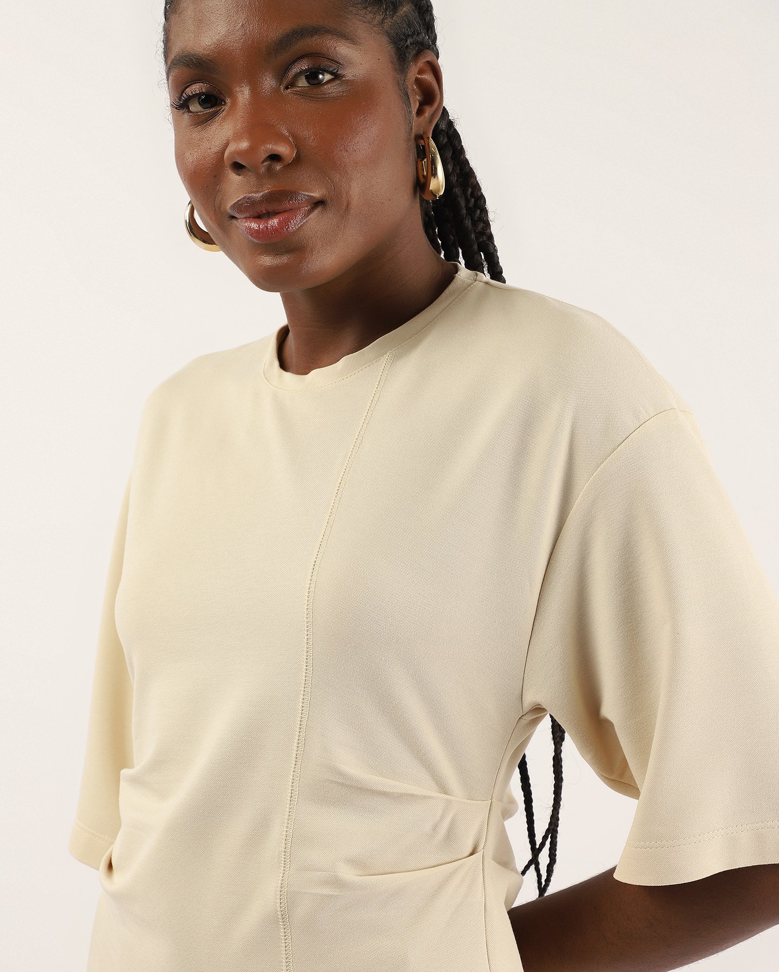 Blusa feminina com viscose e franzido lateral bege — foto 3