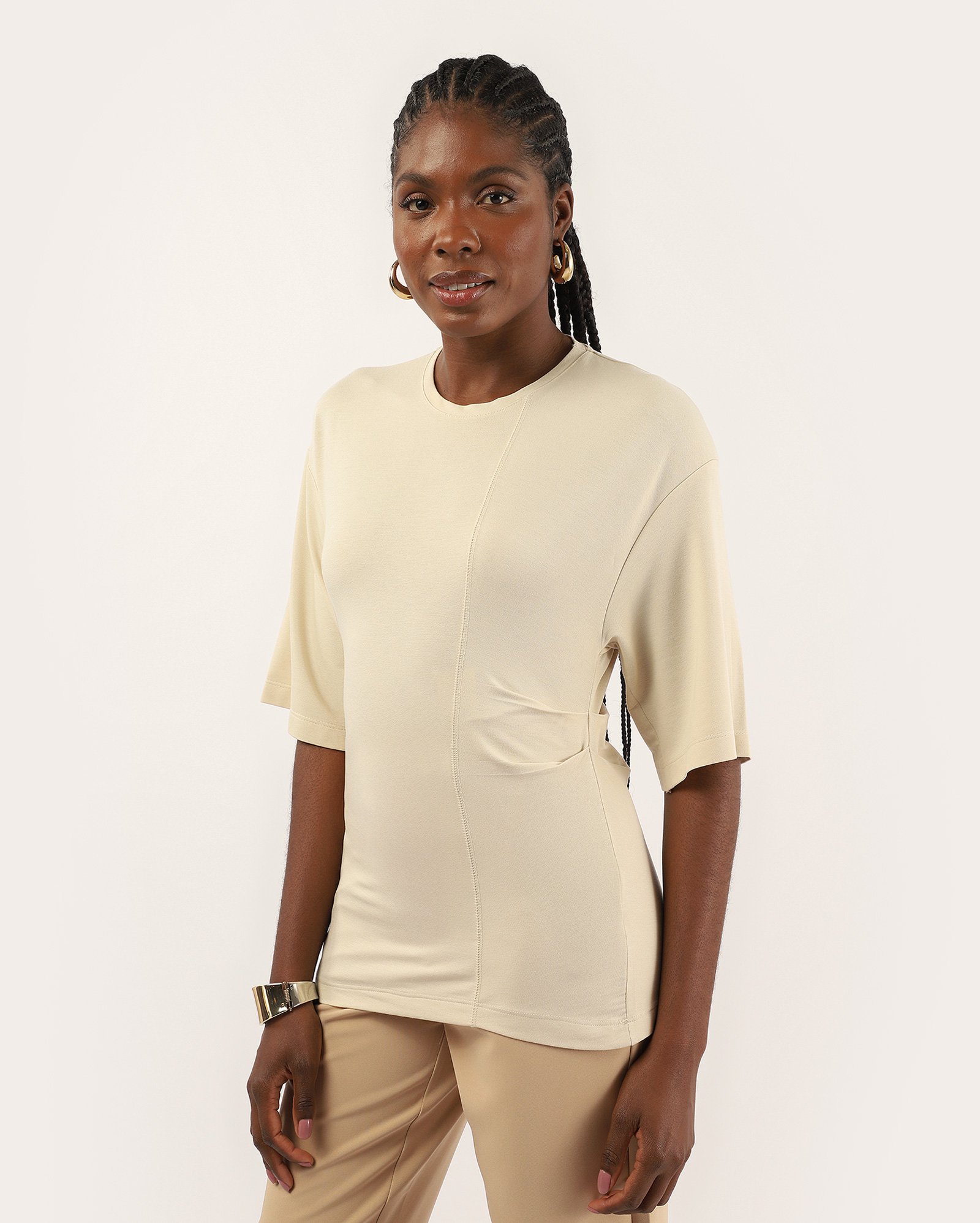 Blusa feminina com viscose e franzido lateral bege — foto 4