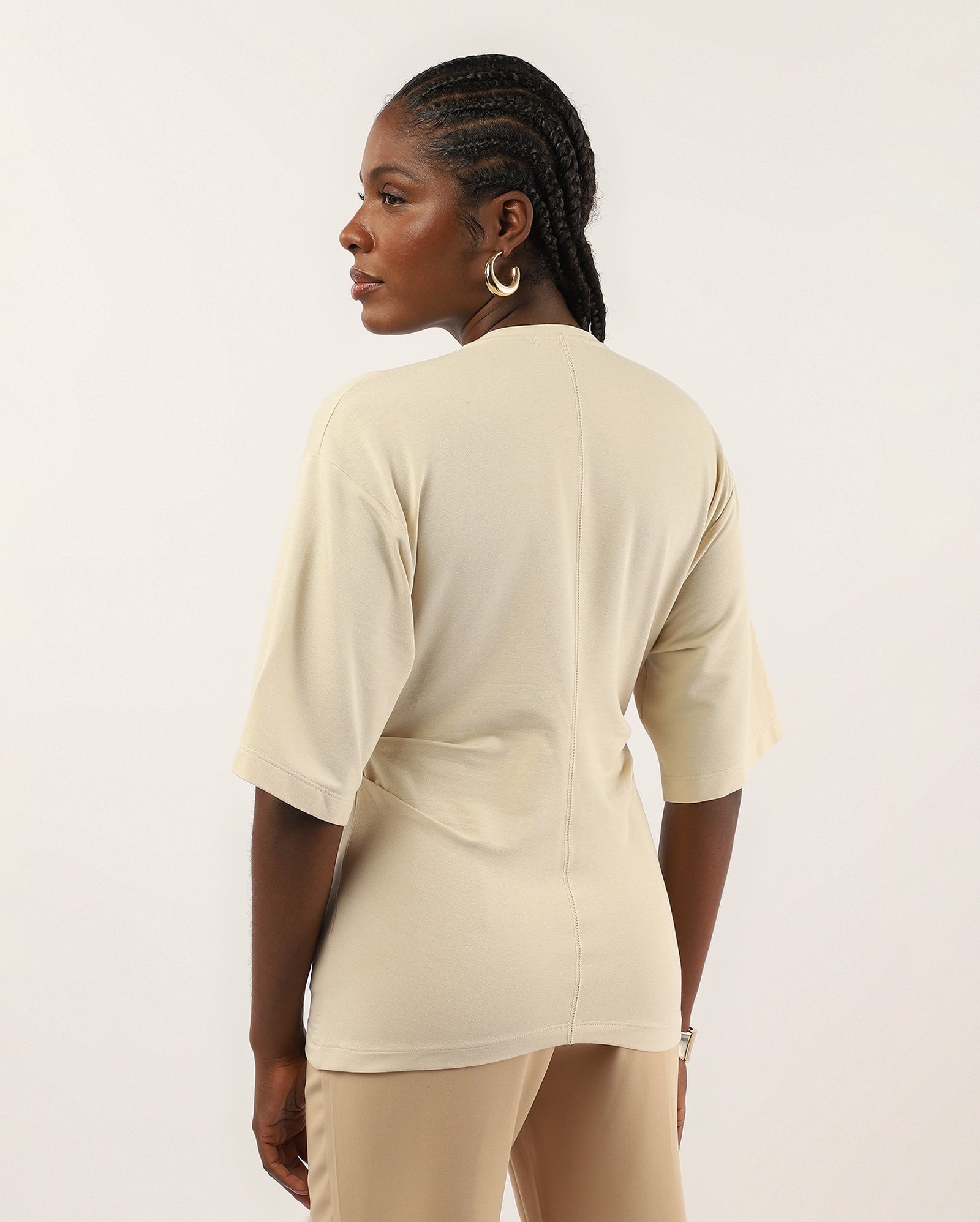 Blusa feminina com viscose e franzido lateral bege — foto 5