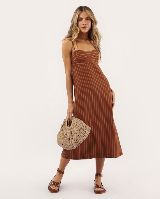 Vestido midi evasê em viscolinho decote coração