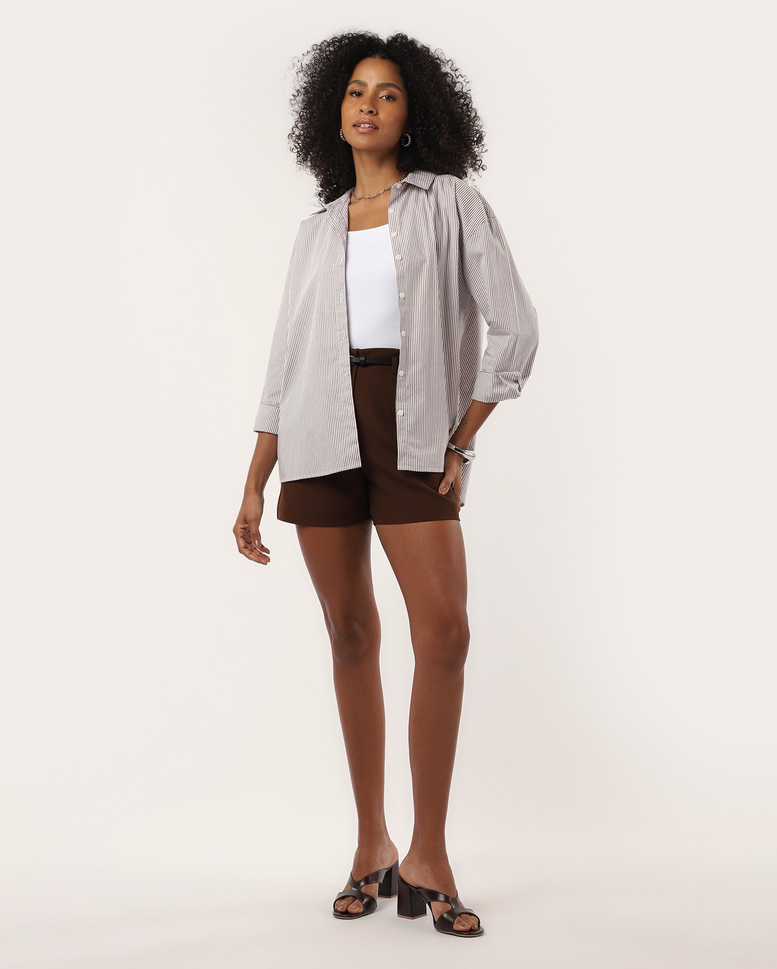 Short feminino alfaiataria Luka com cinto e pregas - Marrom