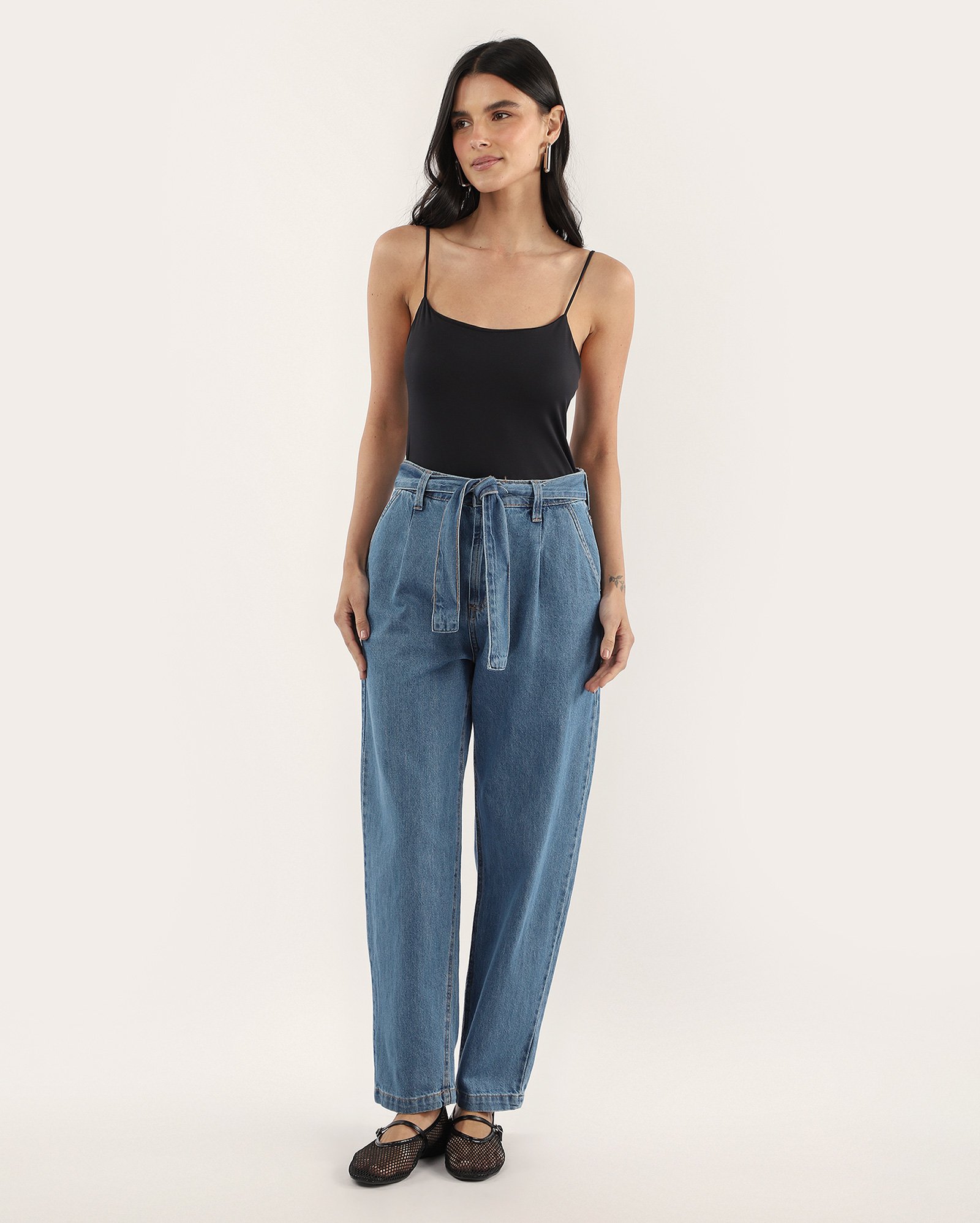 Calça jeans feminina mom com amarração denim médio | Pool Jeans