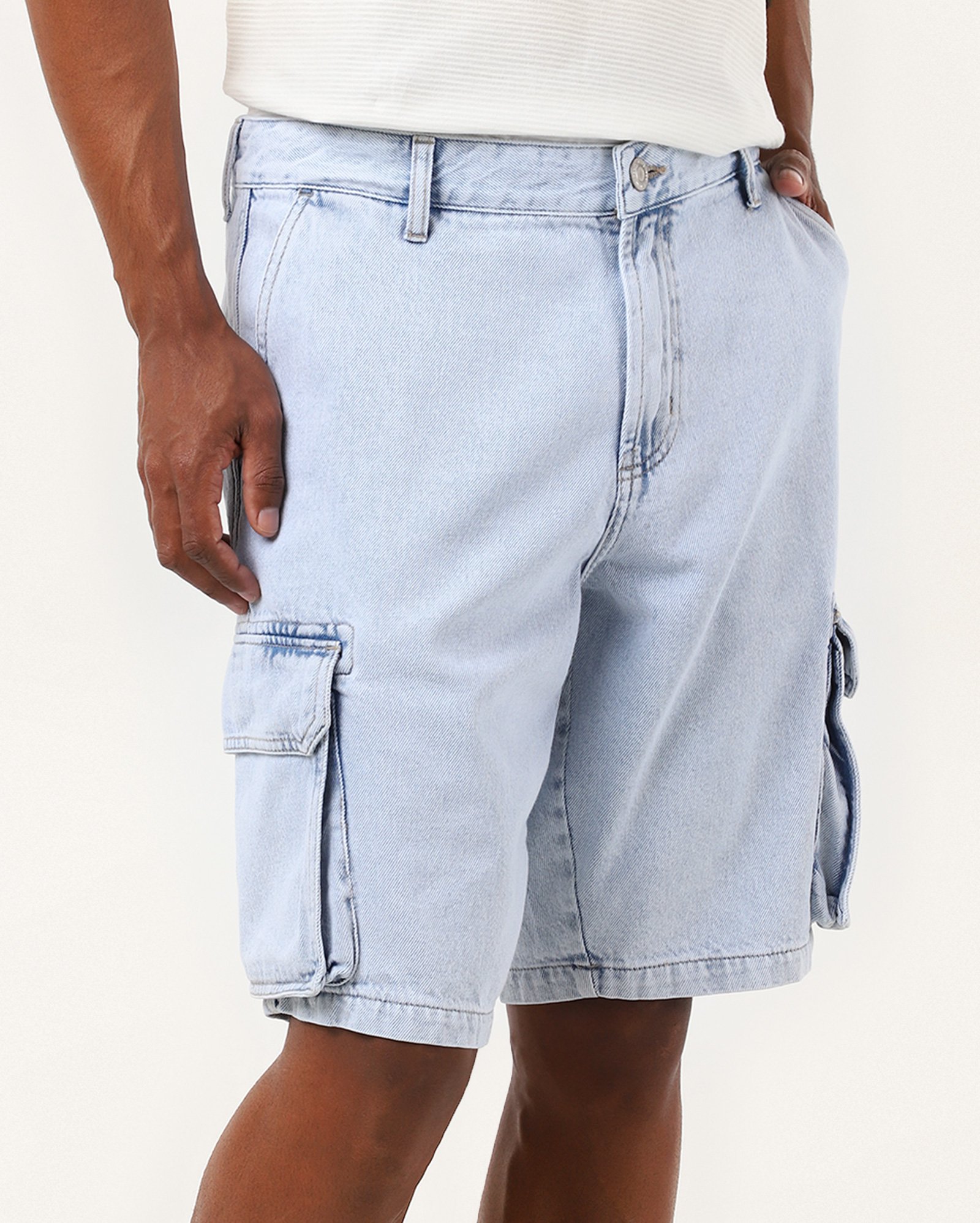 Bermuda jeans masculina loose bolsos cargo - denim claro | Pool Jeans