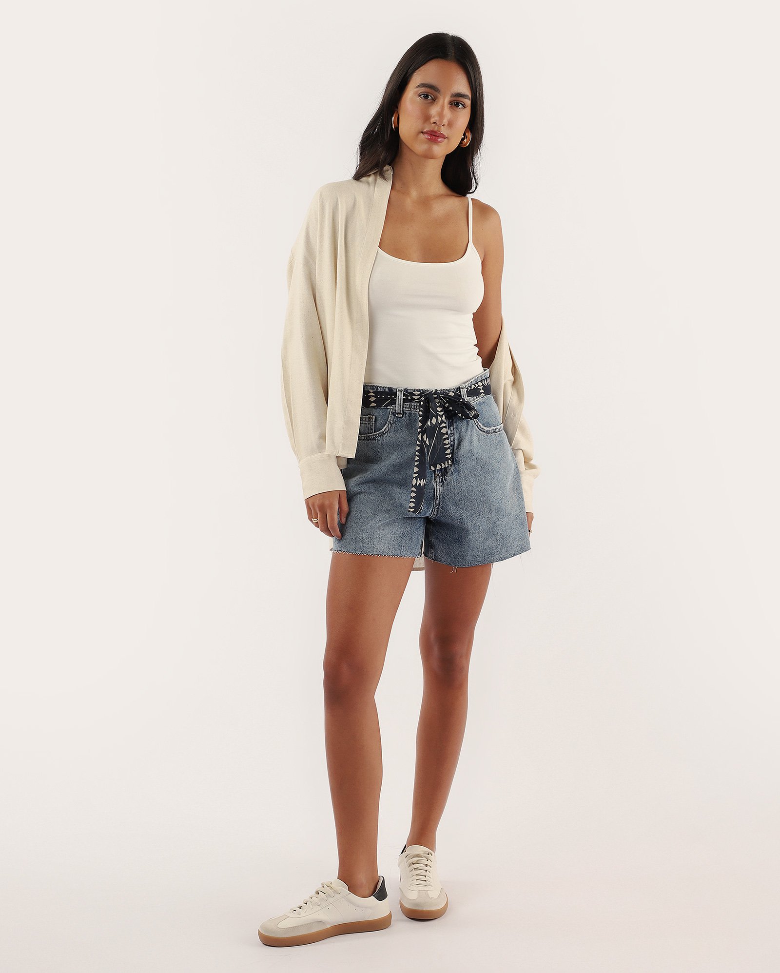 Short jeans feminino mom com faixa denim médio | Pool Jeans