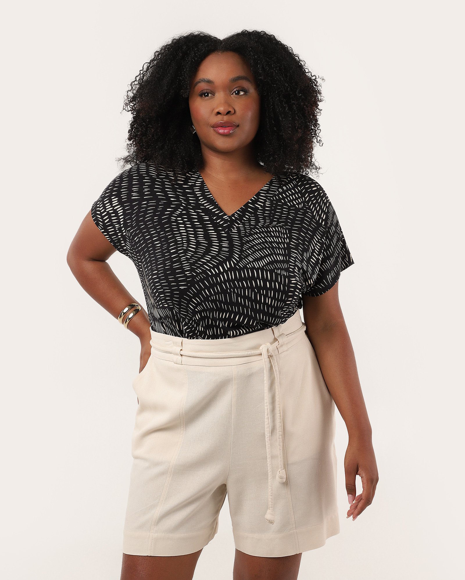 Short plus size feminino em viscolinho com cordão bege | AK Plus by Riachuelo