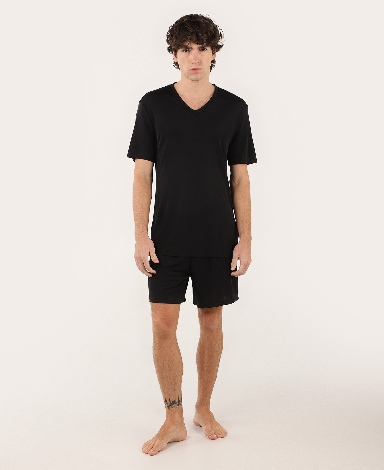 Pijama curto masculino em poliamida gola v preto | Riachuelo