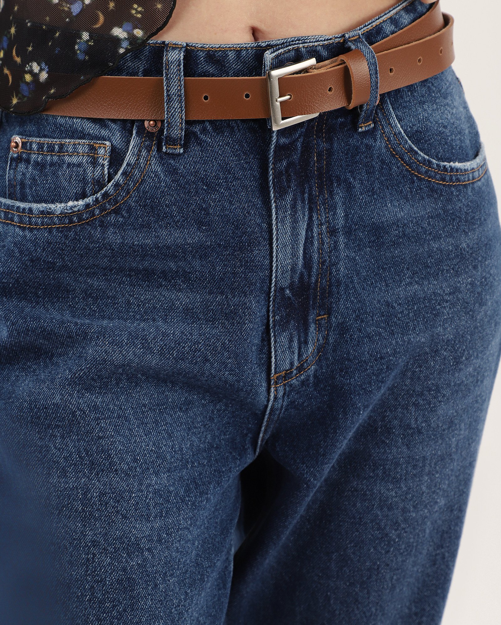 Calça jeans feminina mom com cinto denim escuro | Pool Jeans