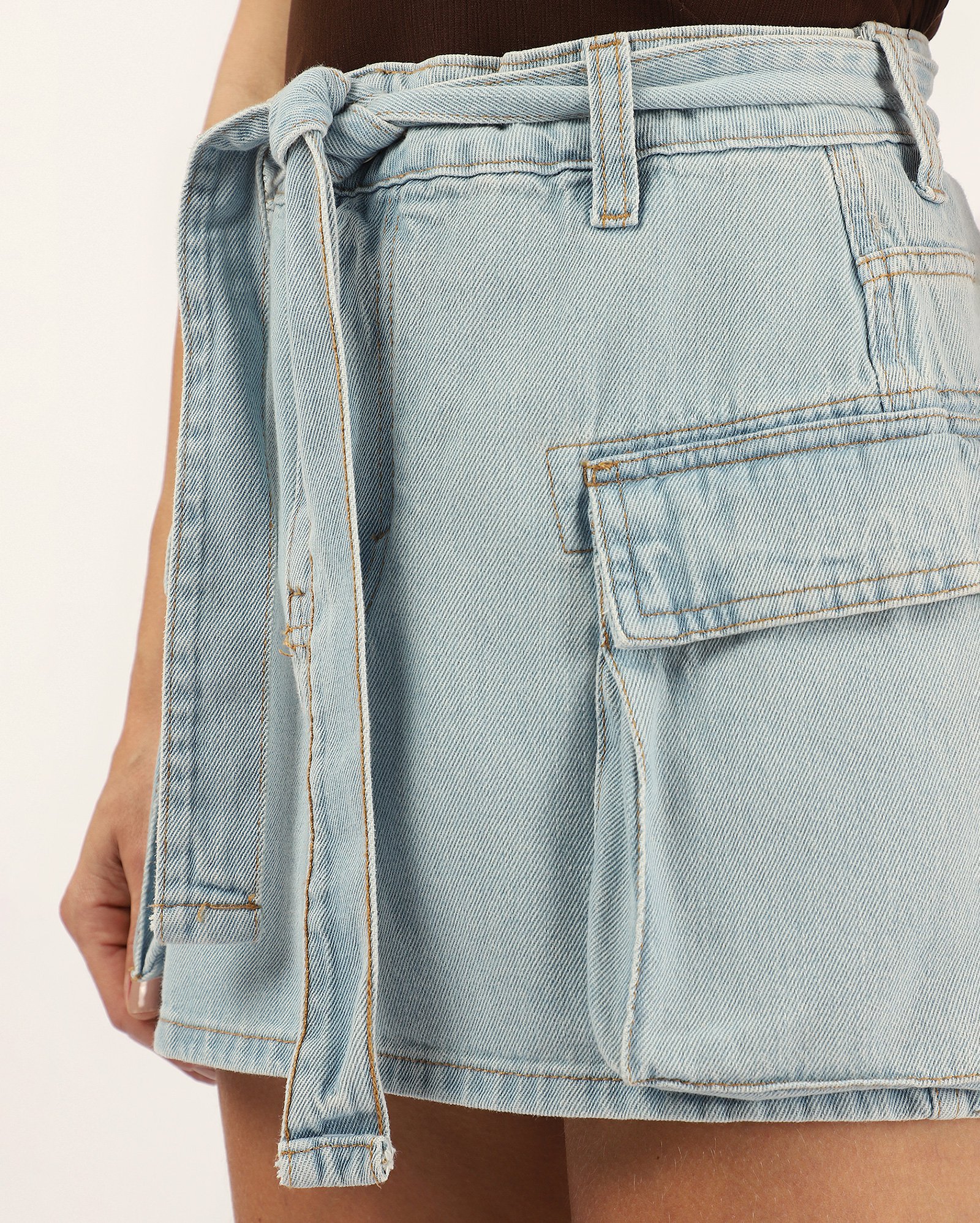 Mini saia jeans com faixa cargo - denim claro | Pool Jeans