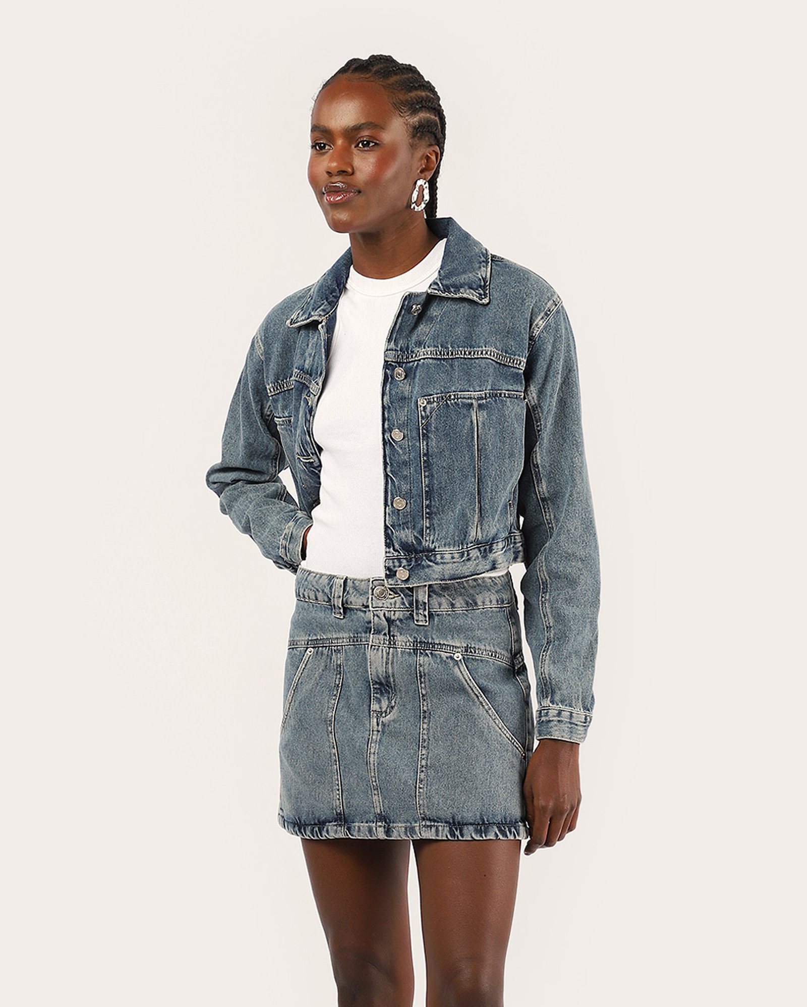 Mini saia jeans estonada pespontada - denim médio | Pool Jeans