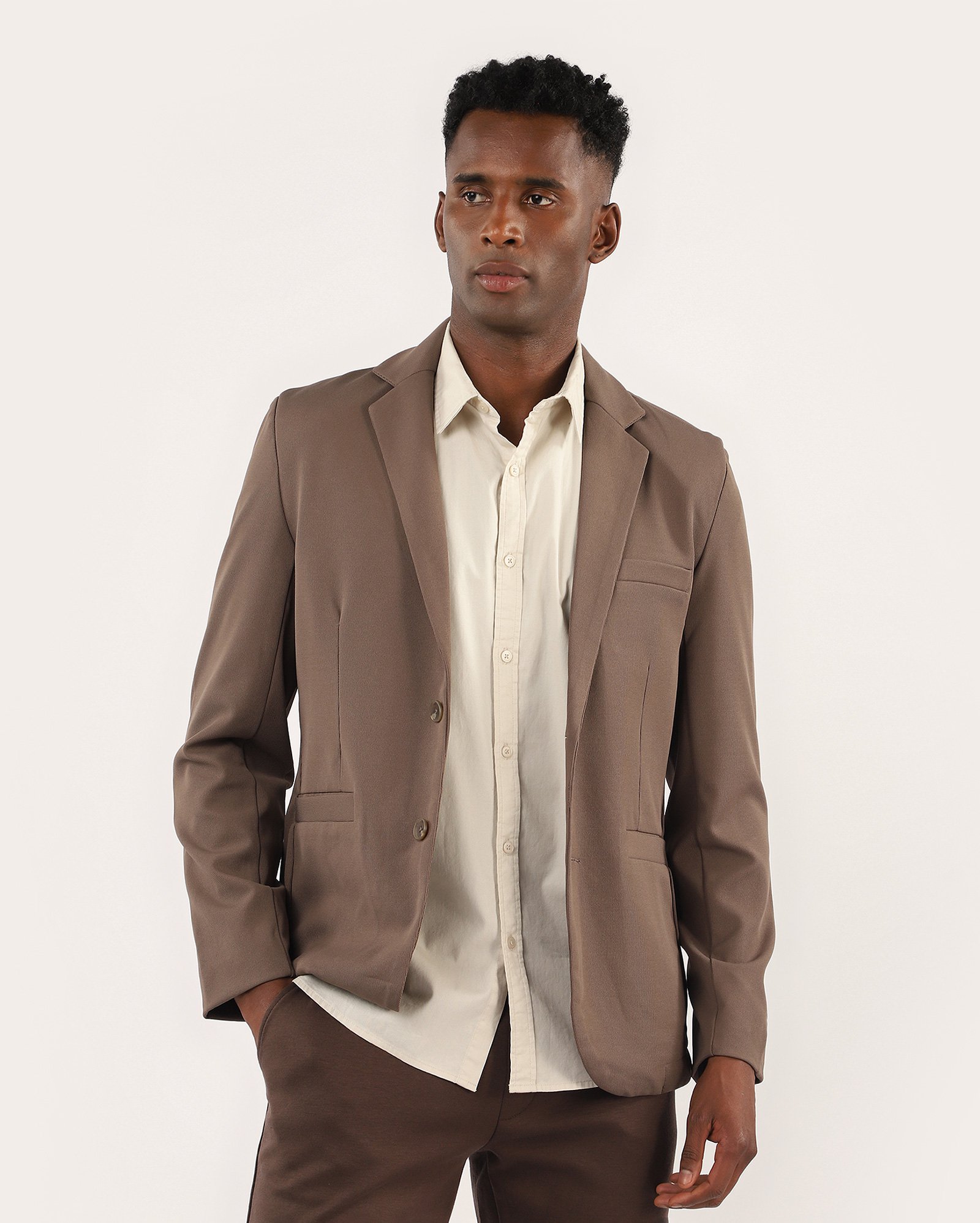 Blazer masculino regular alfaiatado com bolsos - marrom