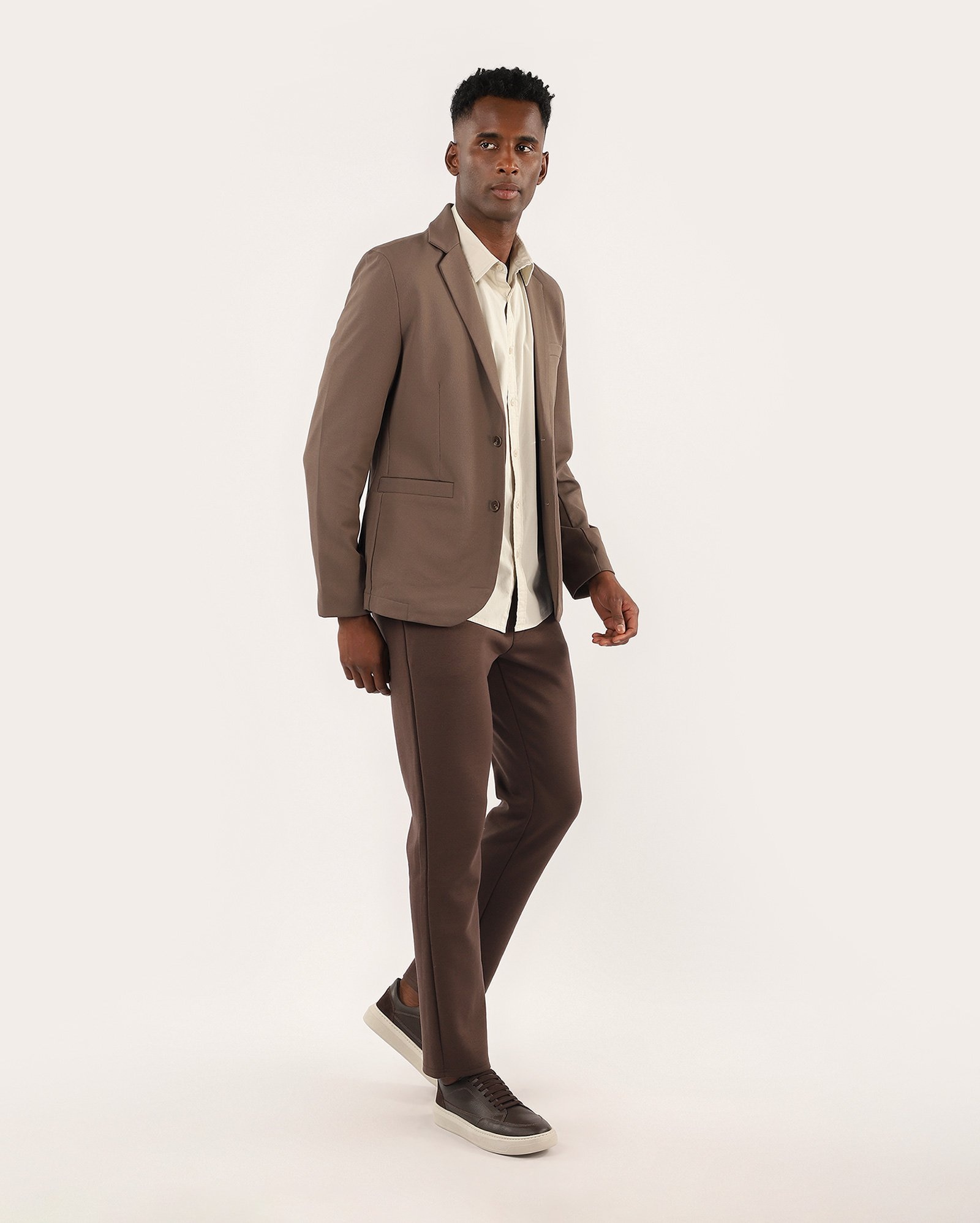 Blazer masculino regular alfaiatado com bolsos - marrom