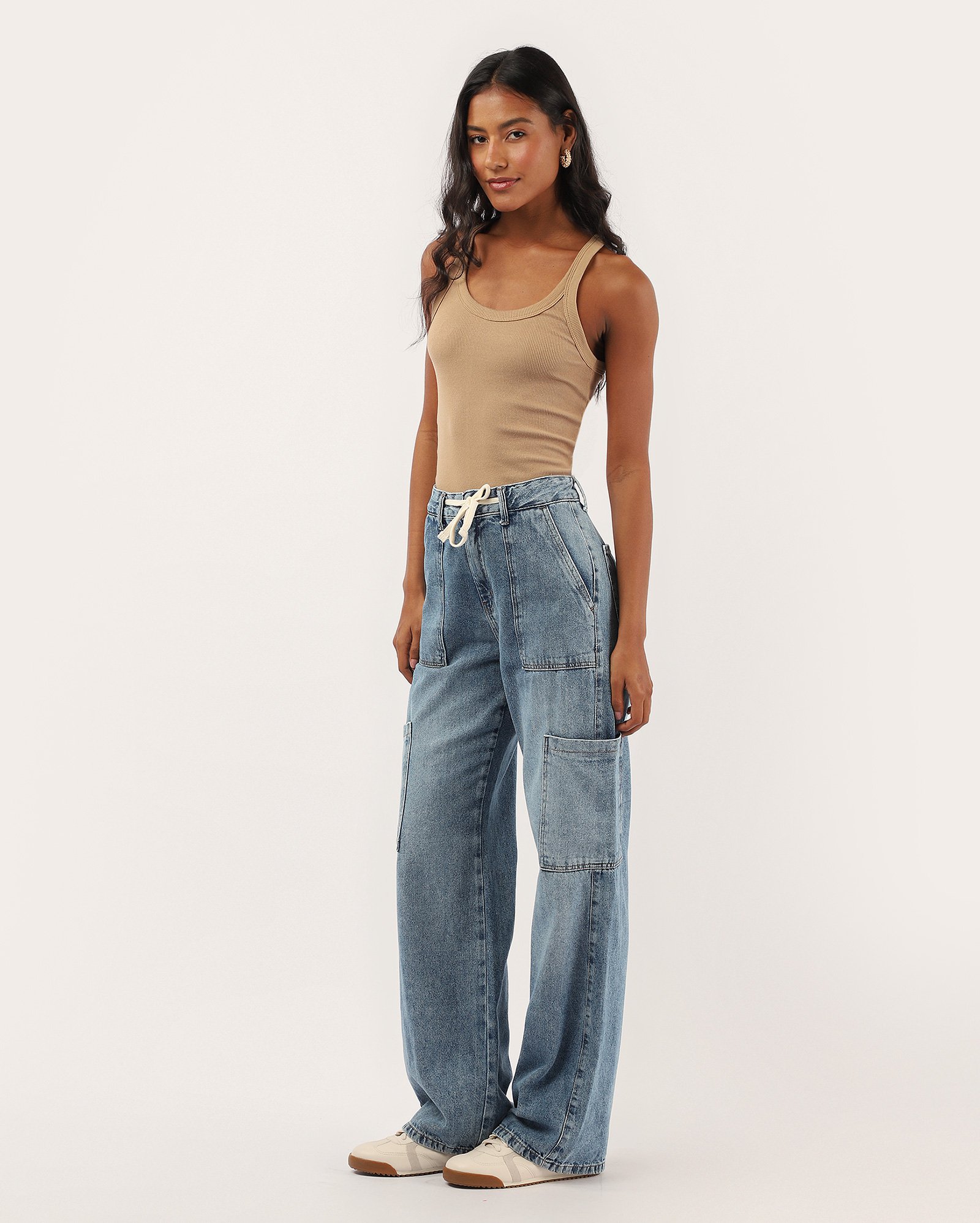 Calça jeans feminina wide leg com bolsos cargo denim médio | Pool Jeans