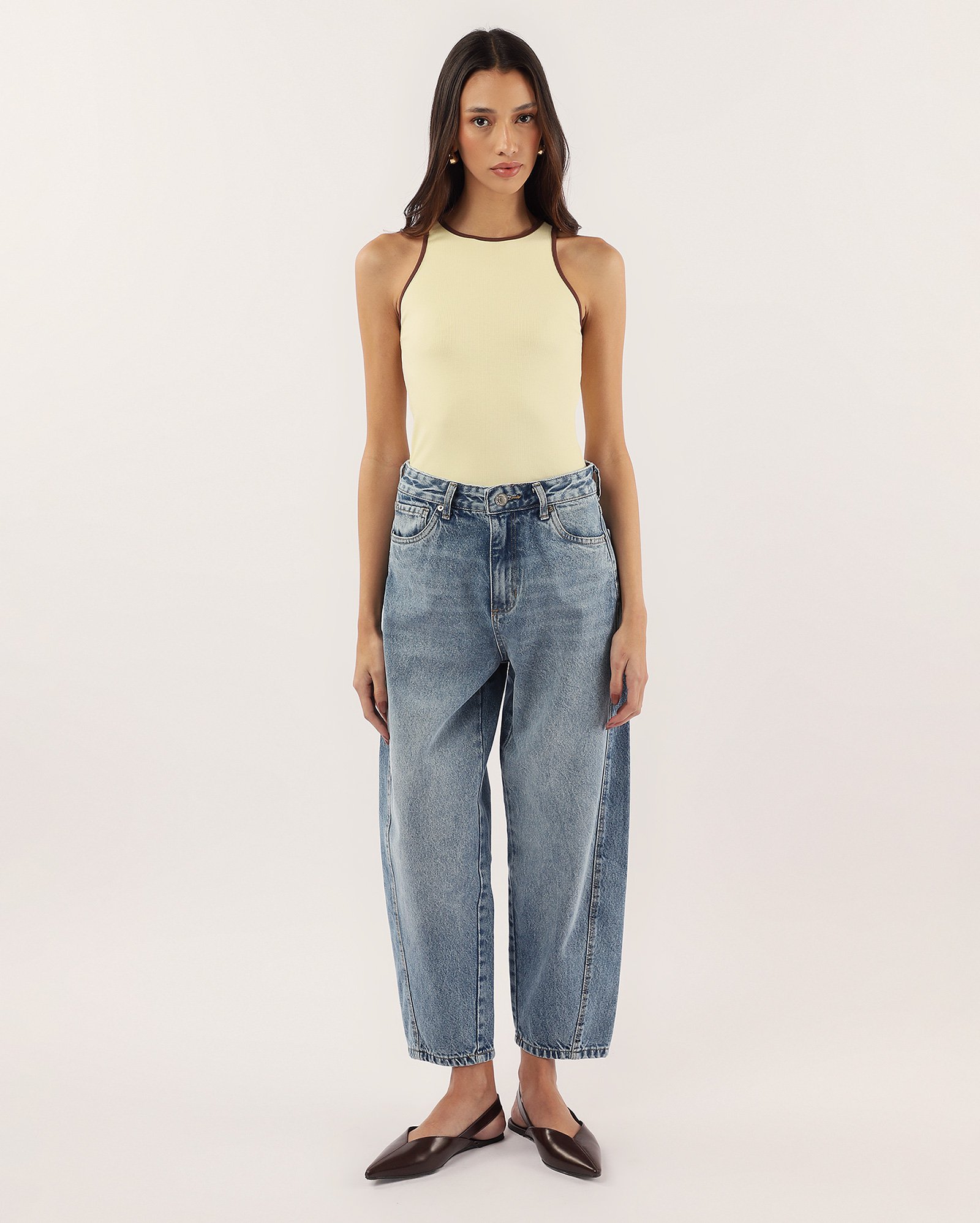 Calça jeans feminina barrel cintura média denim médio | Pool Jeans