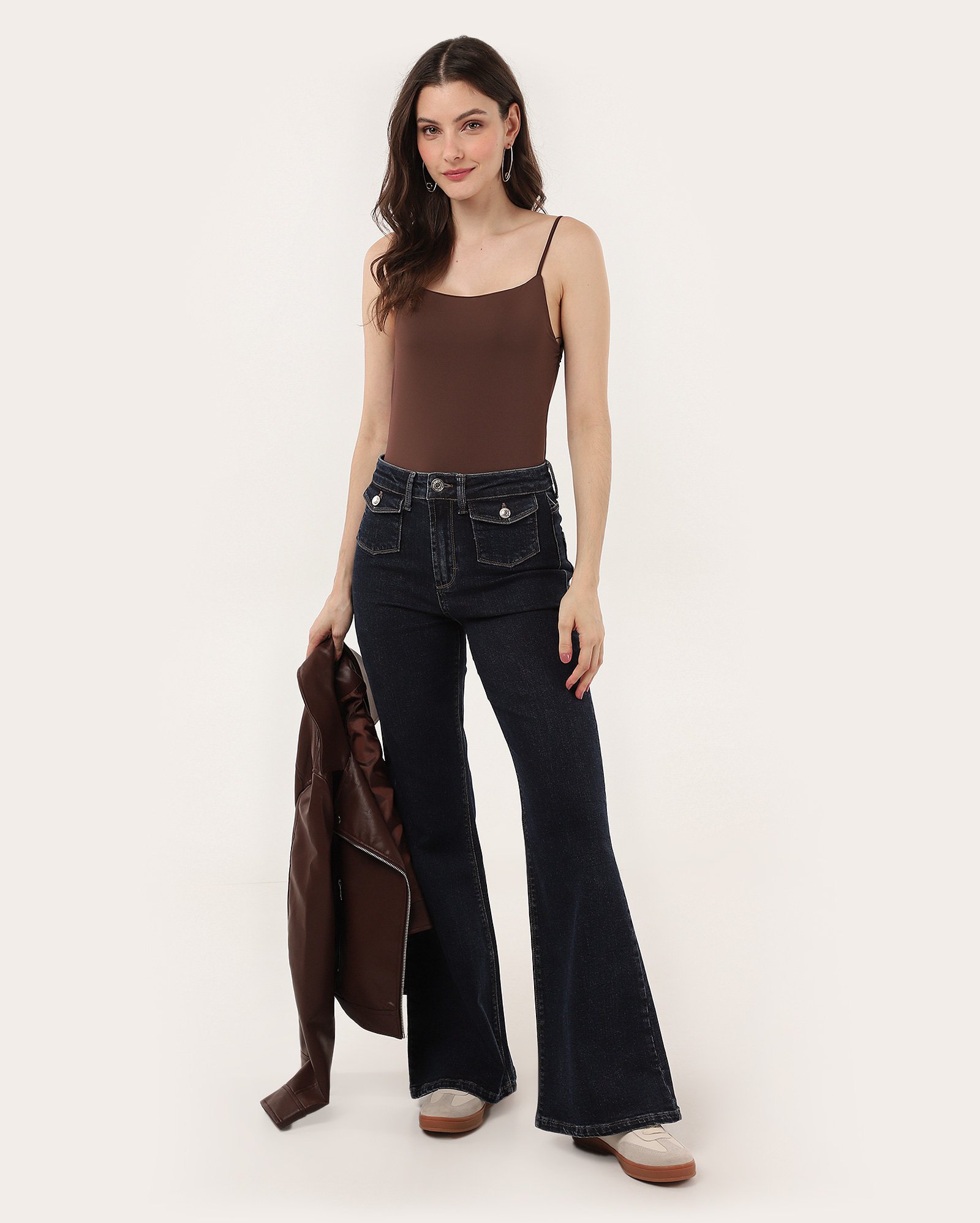 Calça jeans feminina flare cintura alta com bolsos denim escuro | Pool Jeans