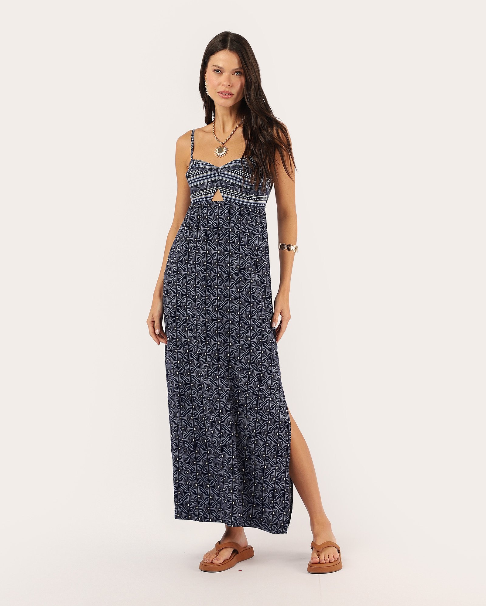 Vestido midi evasê com viscolinho e fenda lateral geométrico - azul