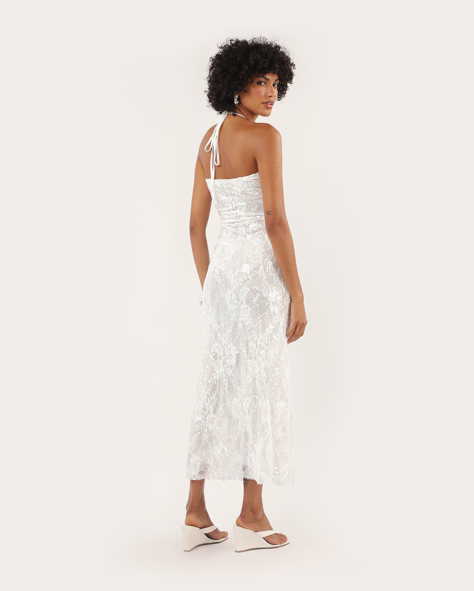 Vestido longo rendado com detalhe em paetê - branco — foto 4