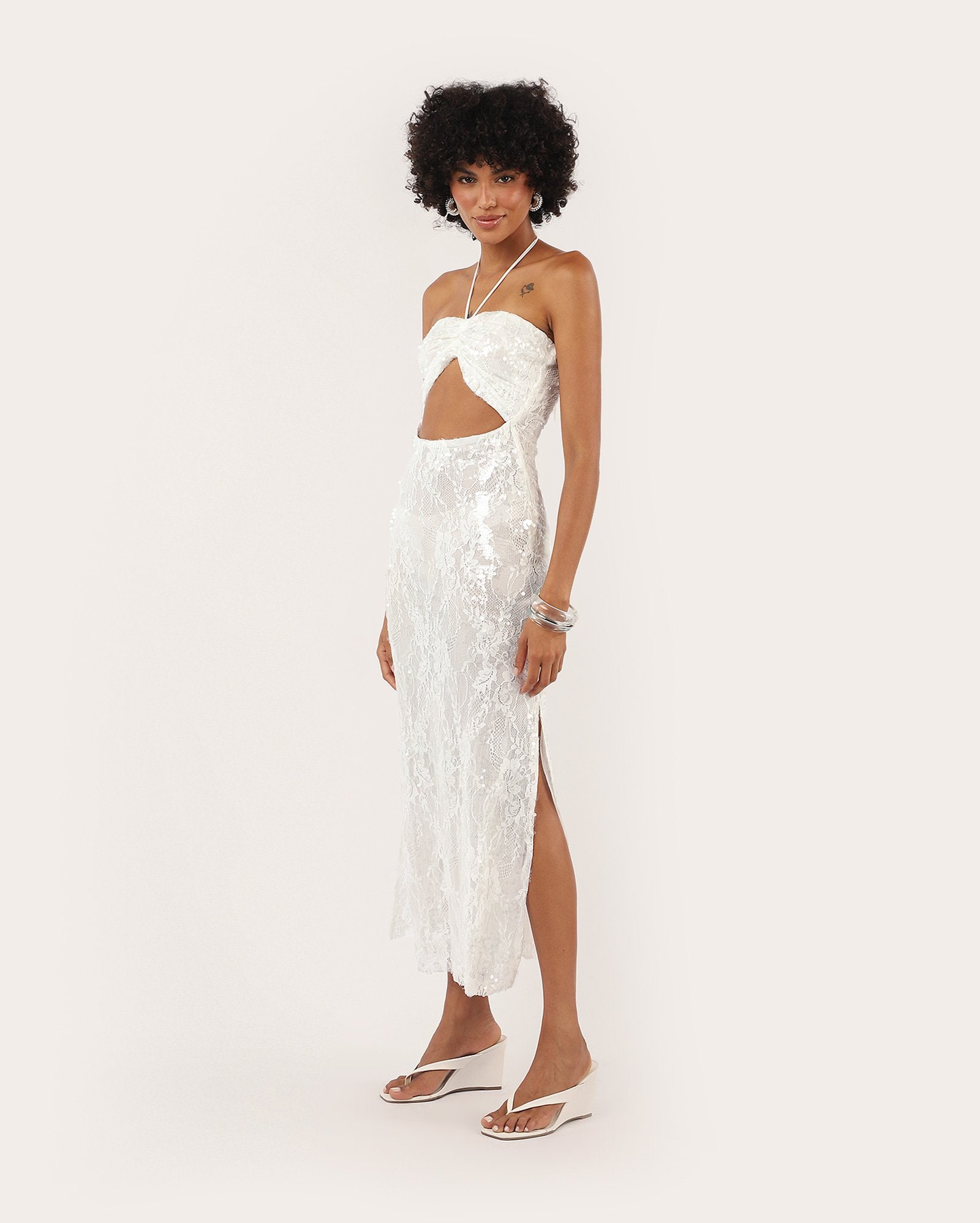 Vestido longo rendado com detalhe em paetê - branco — foto 2