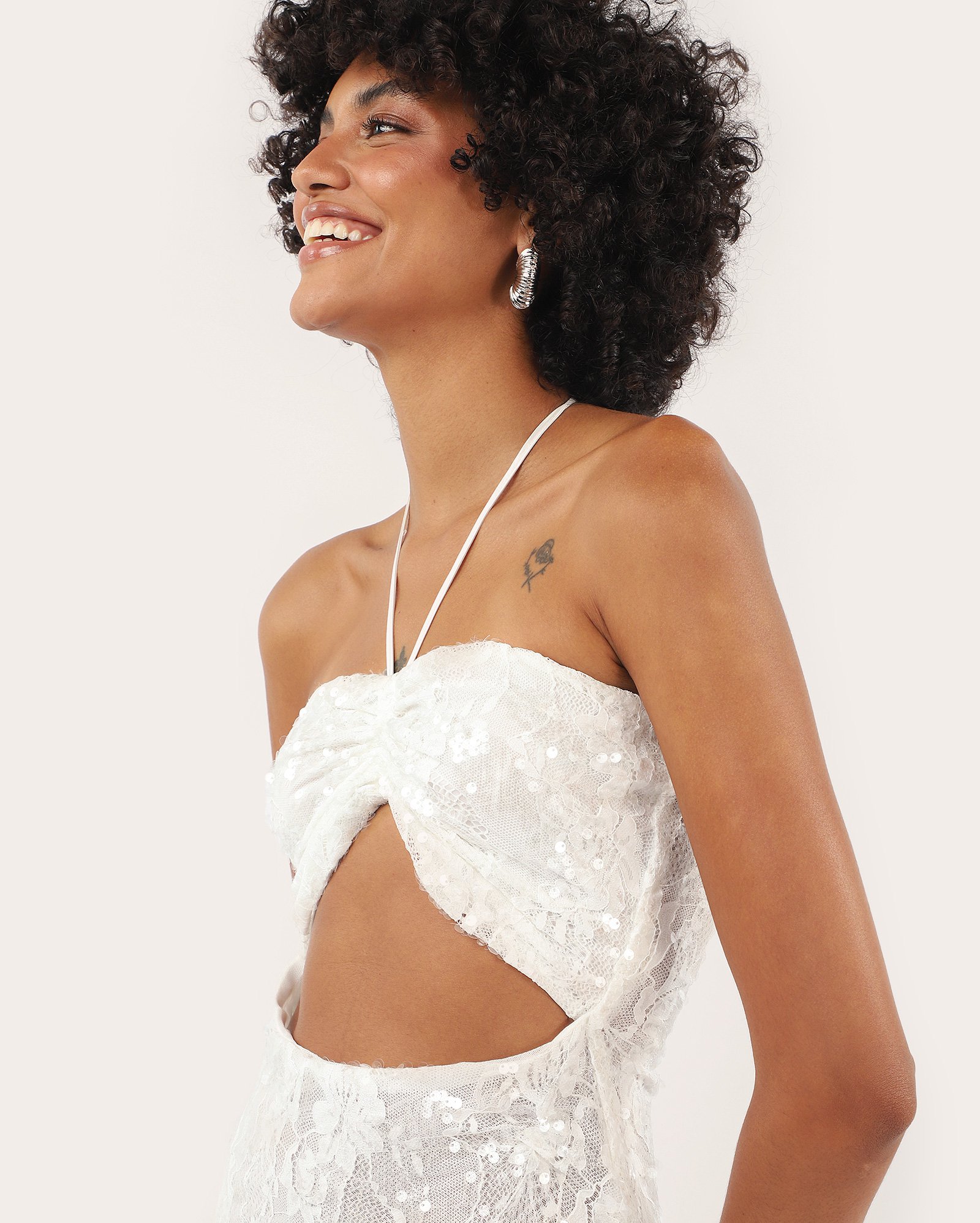 Vestido longo rendado com detalhe em paetê - branco — foto 3