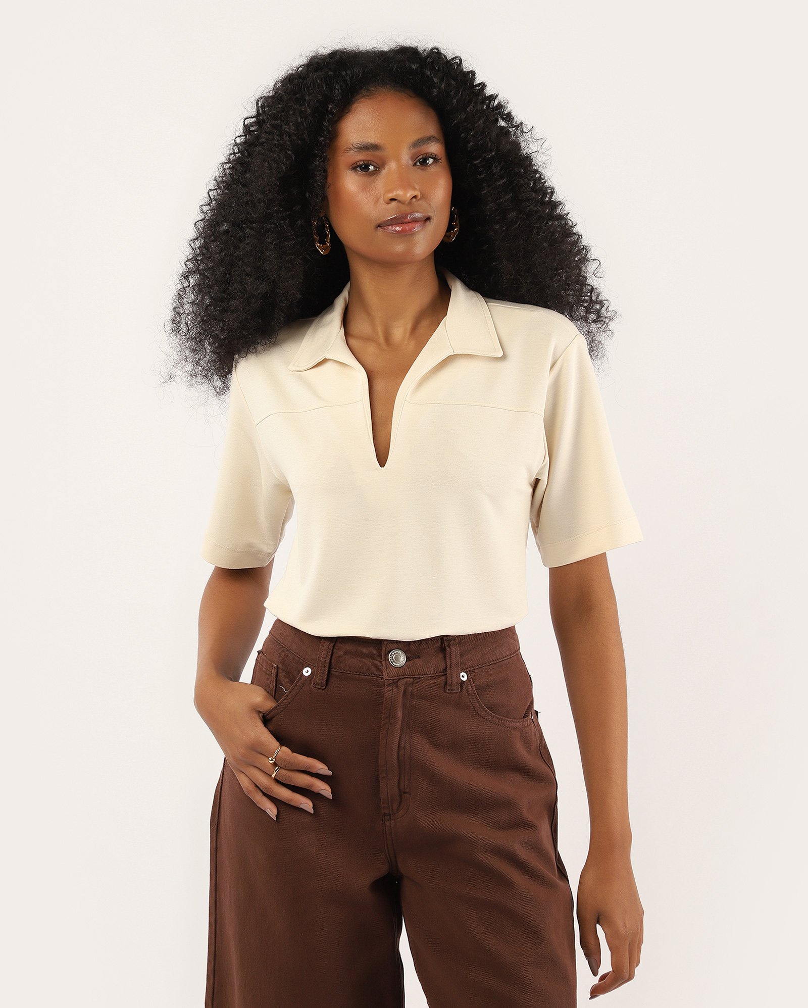 Blusa polo feminina malha piquet decote v bege