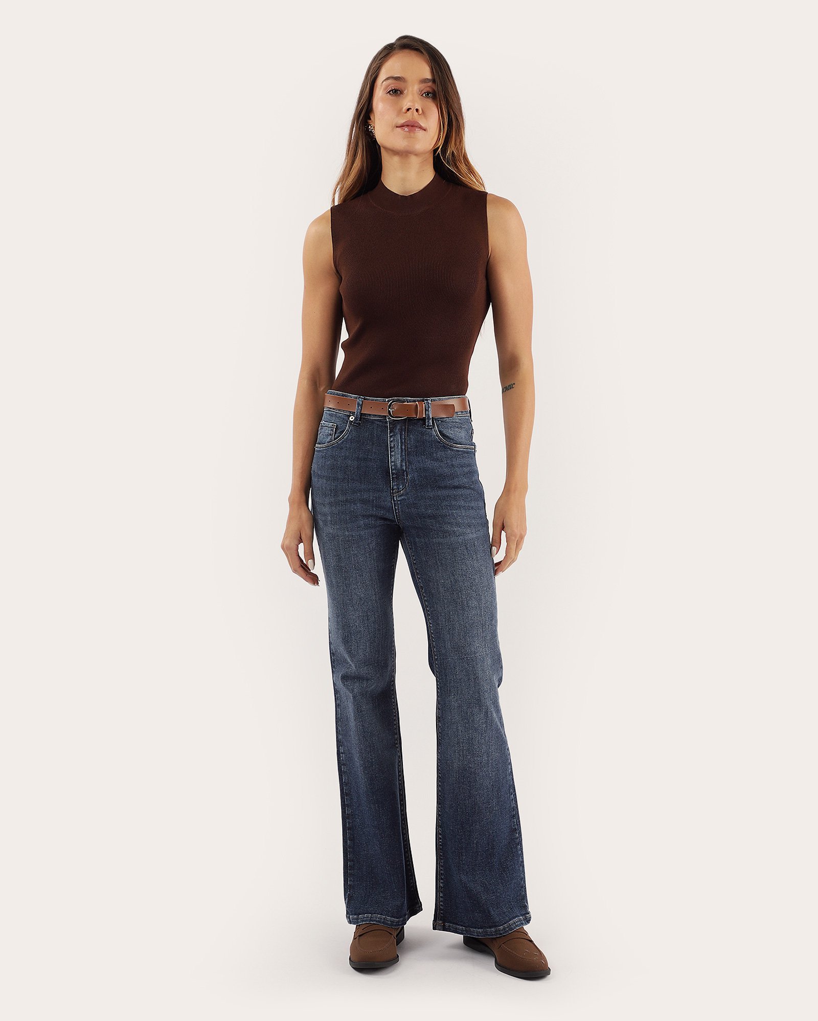 Calça jeans feminina flare com cinto denim escuro | Pool Jeans