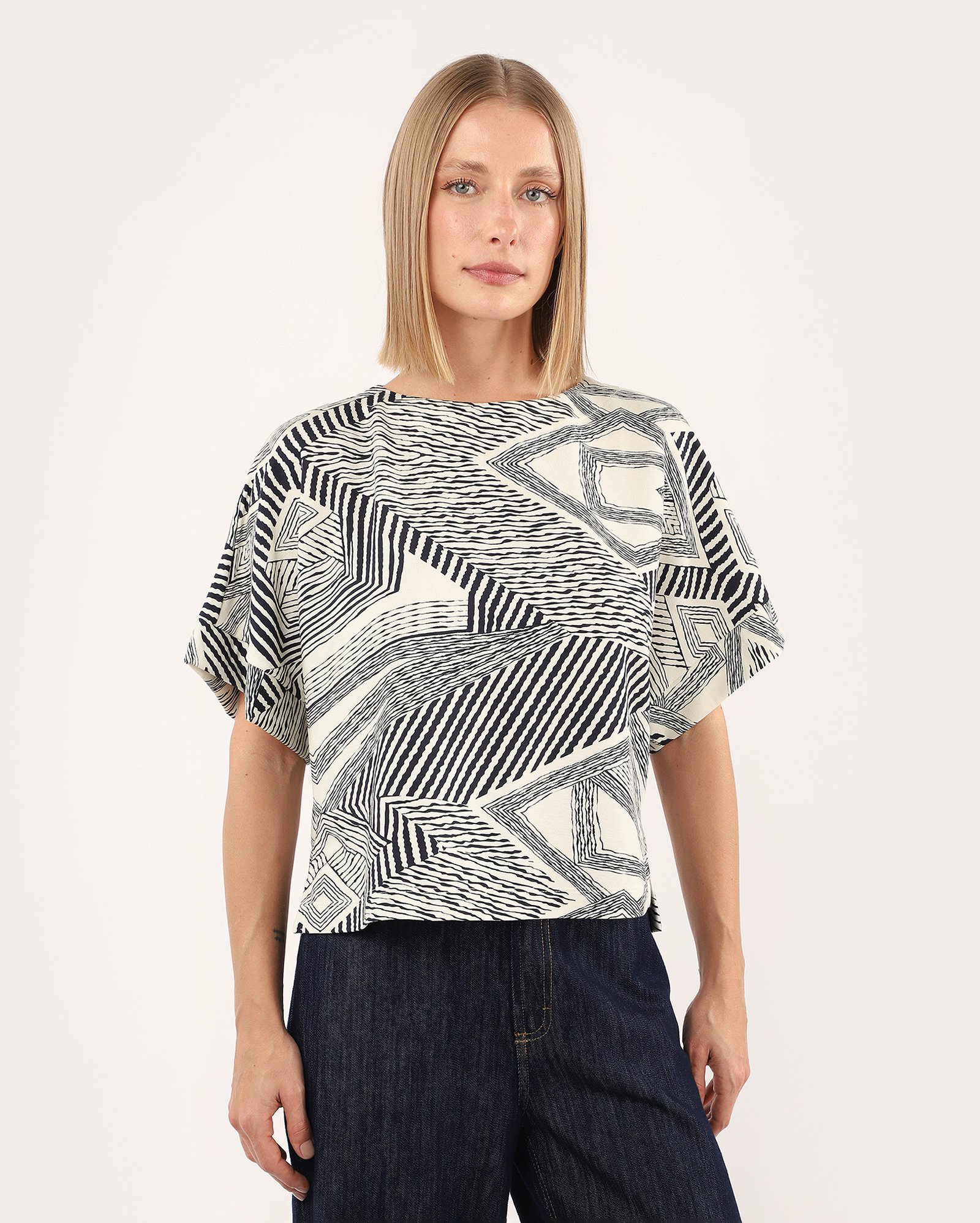 Blusa feminina ampla com viscose abstrata off-white