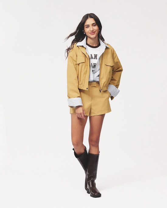 Jaqueta cropped 2 bolsos cargo - bege