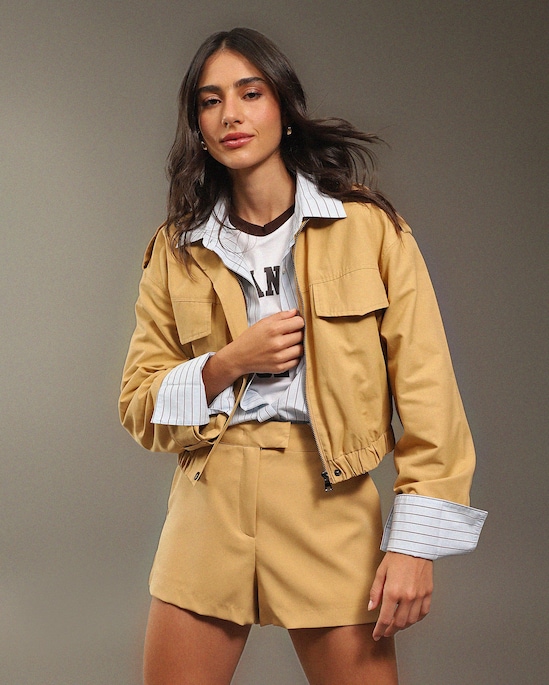 Jaqueta cropped 2 bolsos cargo - bege