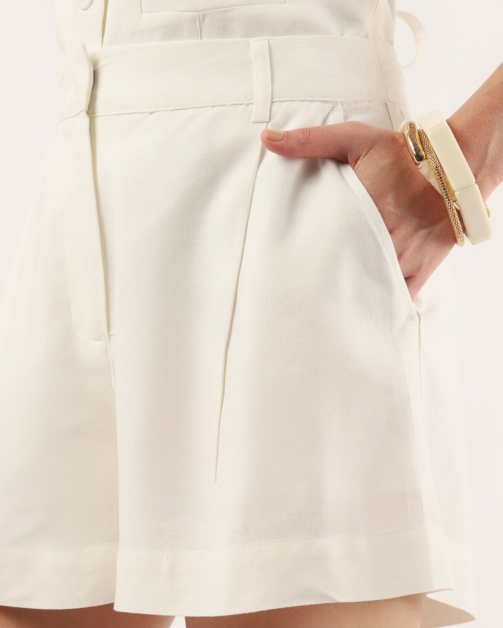 Short feminino reto alfaiatado em viscolinho - branco