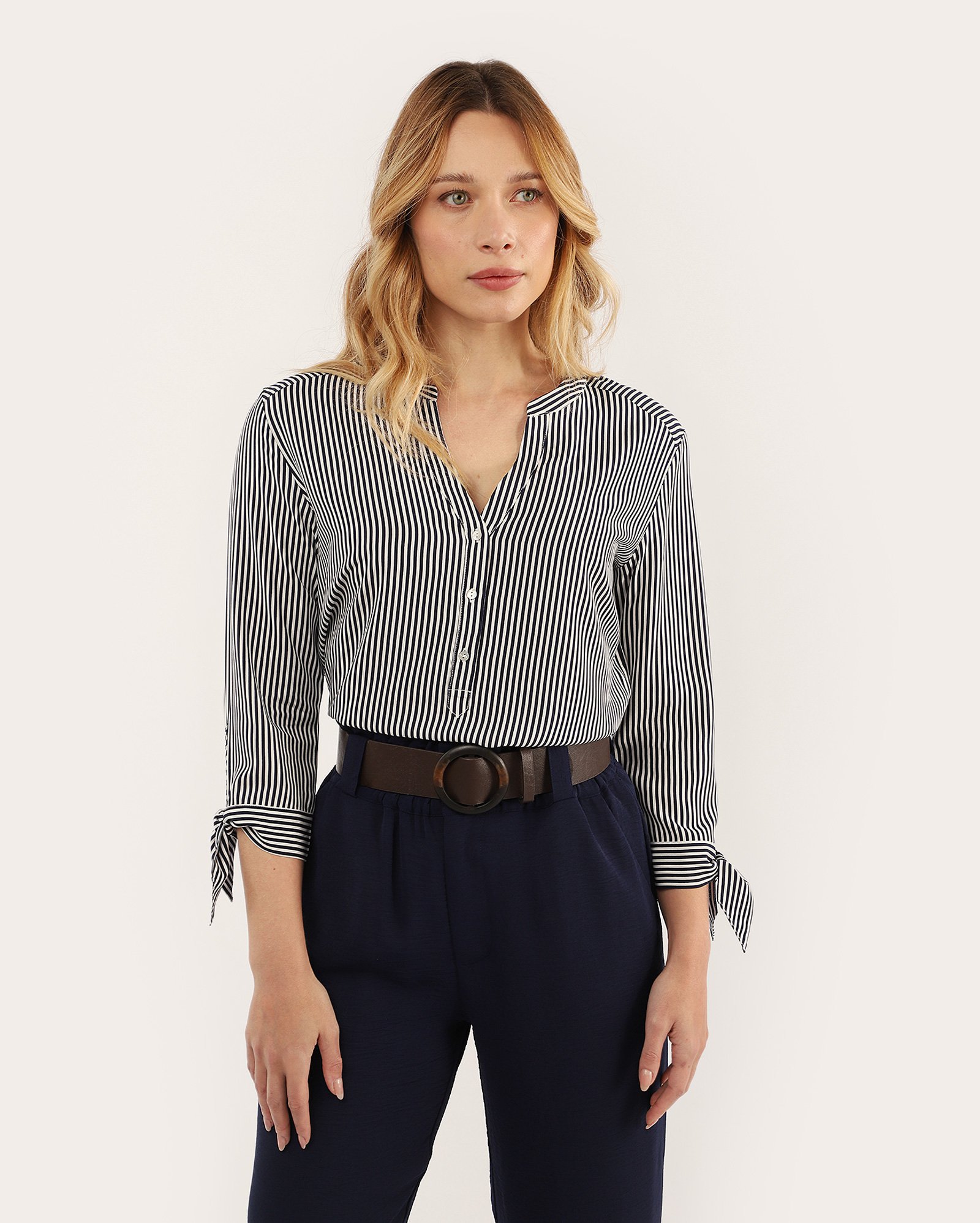 Camisa feminina Hana de viscose com laço listrada azul