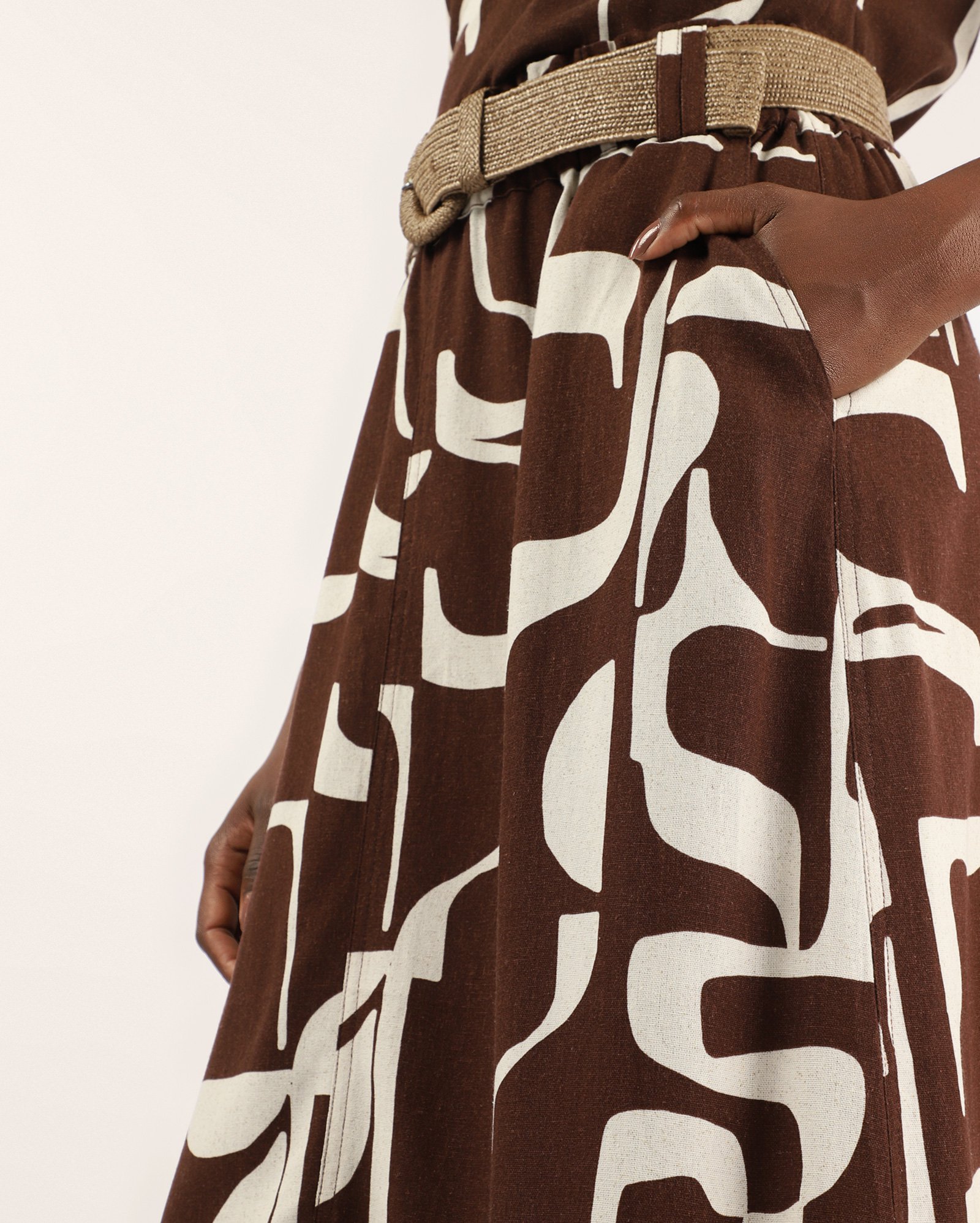 Saia midi evasê em viscolinho Jade estampada com cinto - Marrom