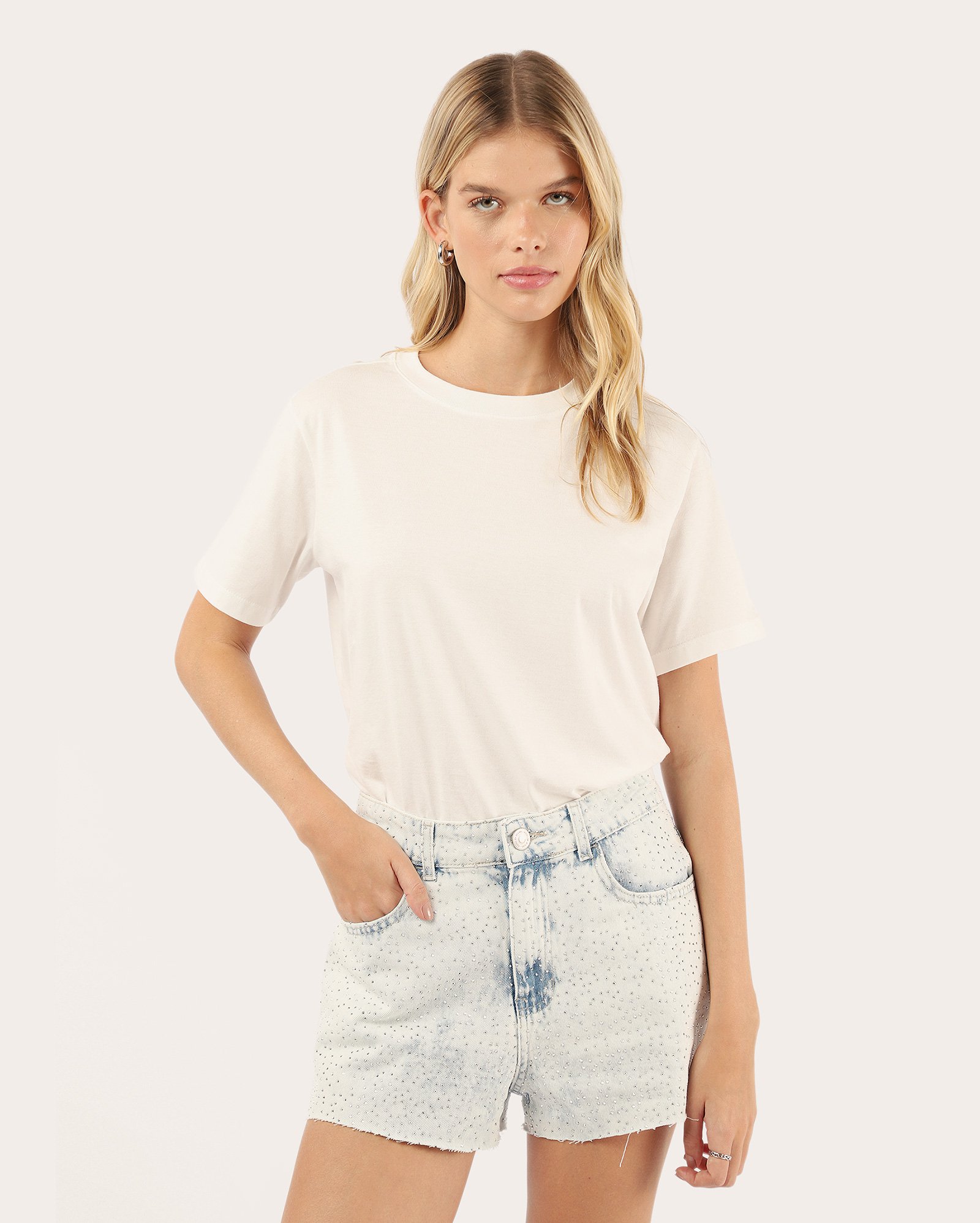 Short jeans feminino regular pedrarias denim claro | Pool Jeans