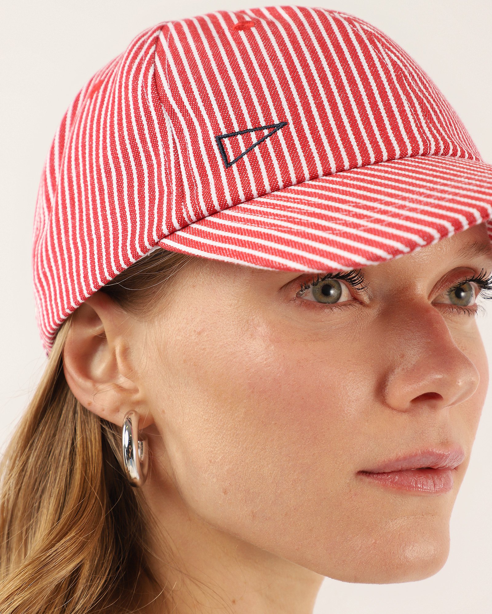Boné feminino aba curva listrado - Vermelho | Pool Jeans