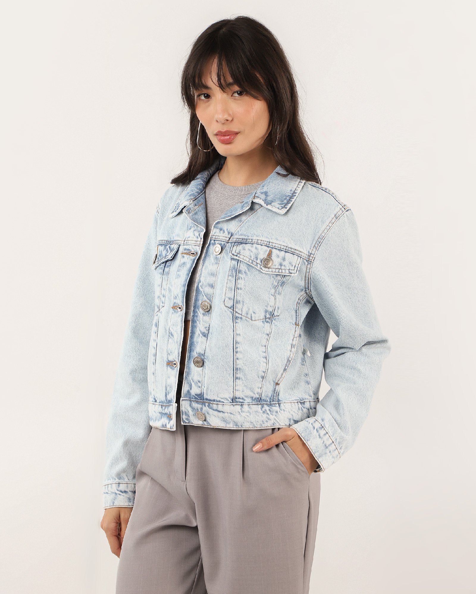 Jaqueta jeans feminina com recortes e bolsos - Jeans Claro | Pool Jeans