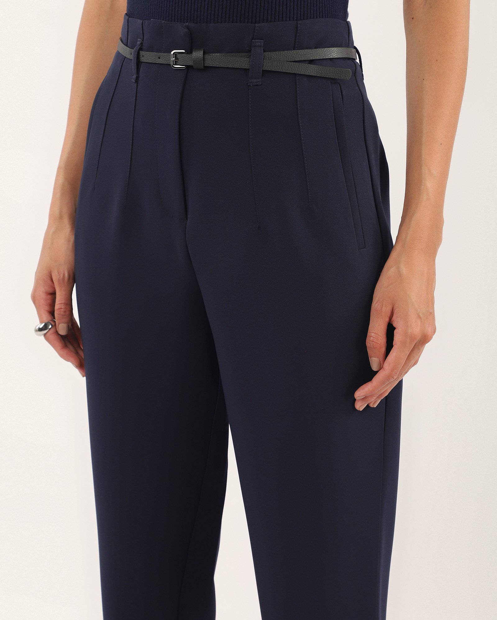 Calça feminina alfaiataria Luka com cinto e pregas - Azul