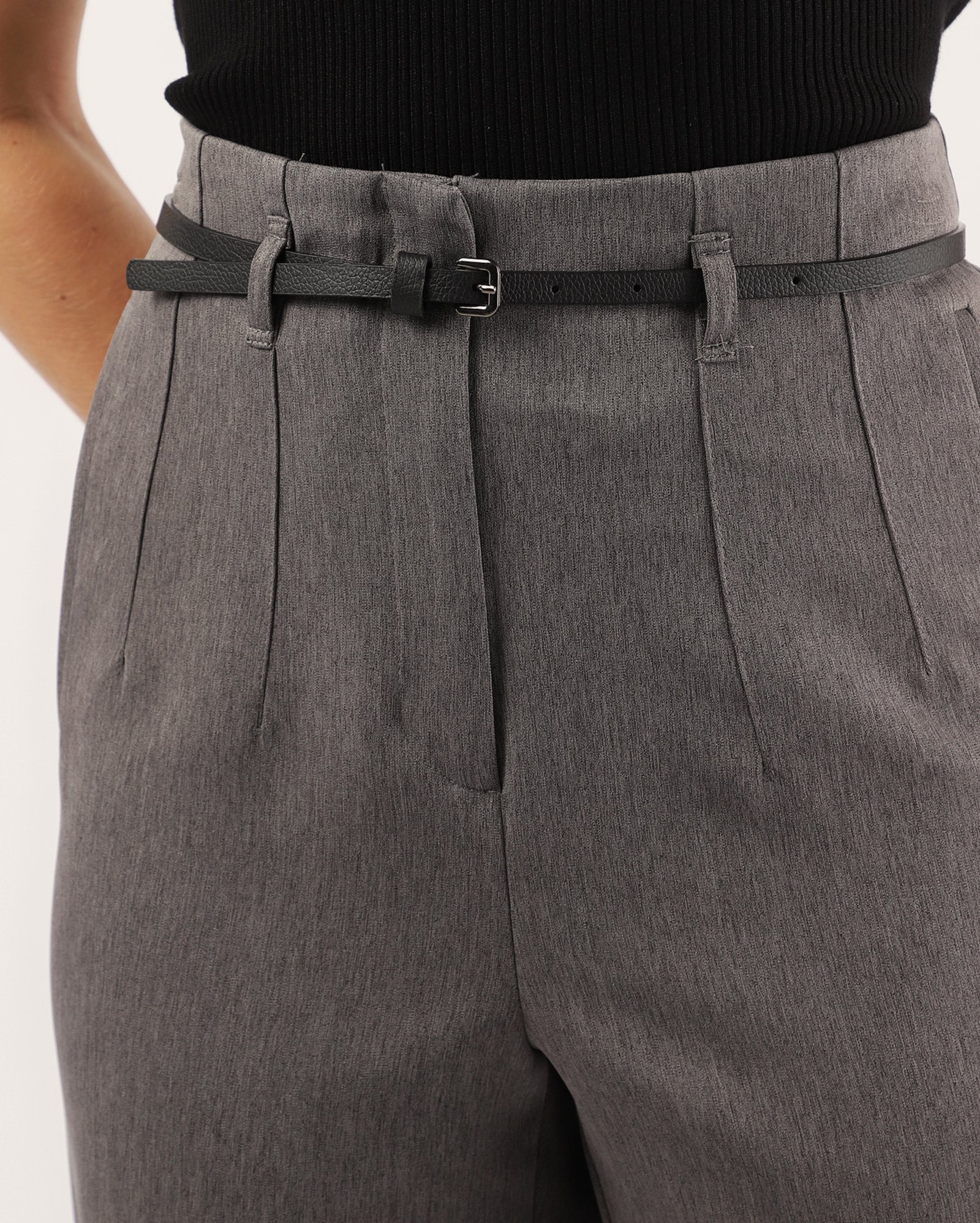 Calça feminina alfaiataria Luka com cinto e pregas - Creme