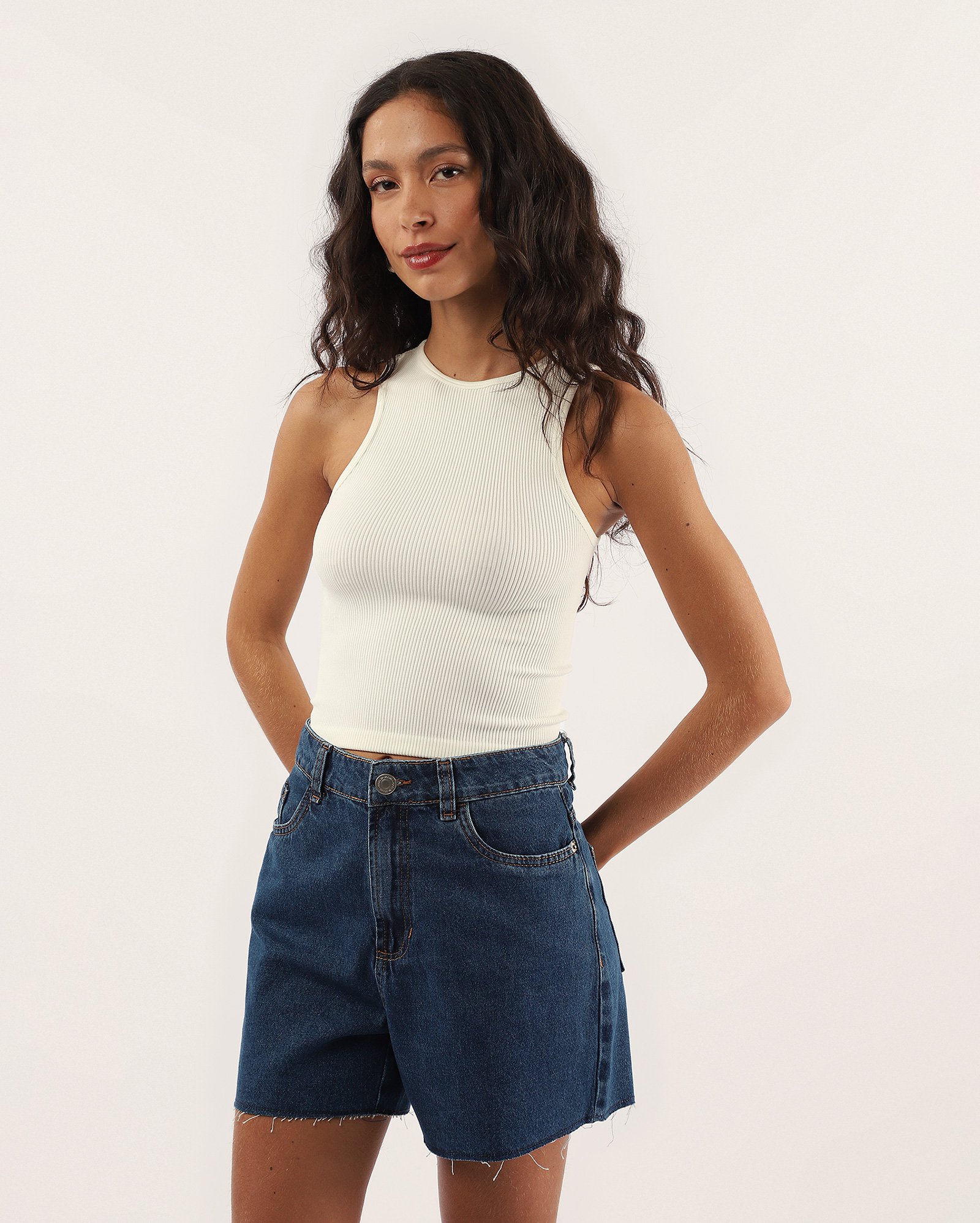 Short jeans feminino regular com puídos - Jeans Escuro | Pool Jeans