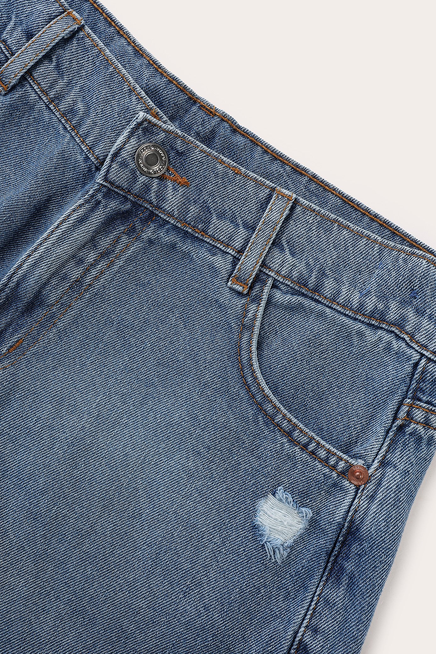 Short jeans juvenil com puídos denim médio