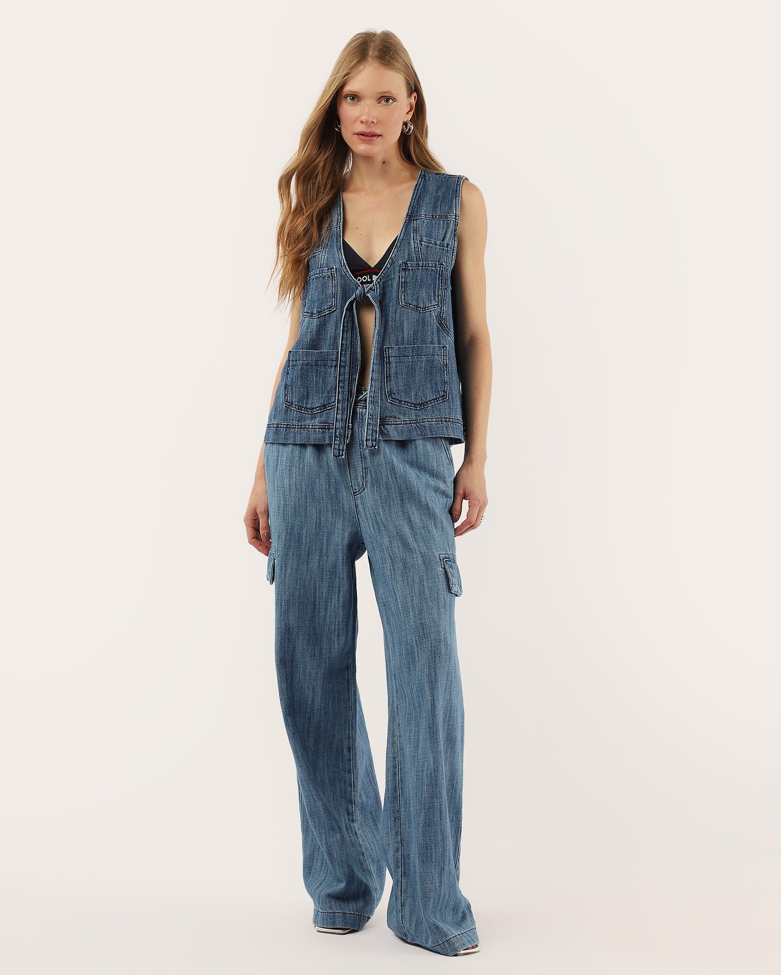 Colete jeans feminino com bolsos e amarração denim médio | Pool Jeans