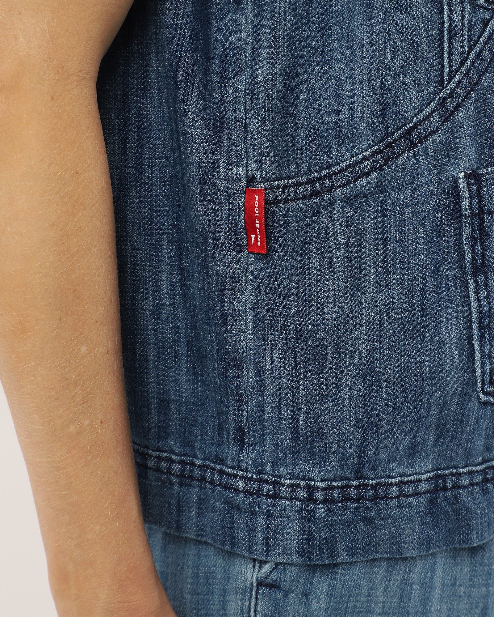 Colete jeans feminino com bolsos e amarração denim médio | Pool Jeans — foto 4