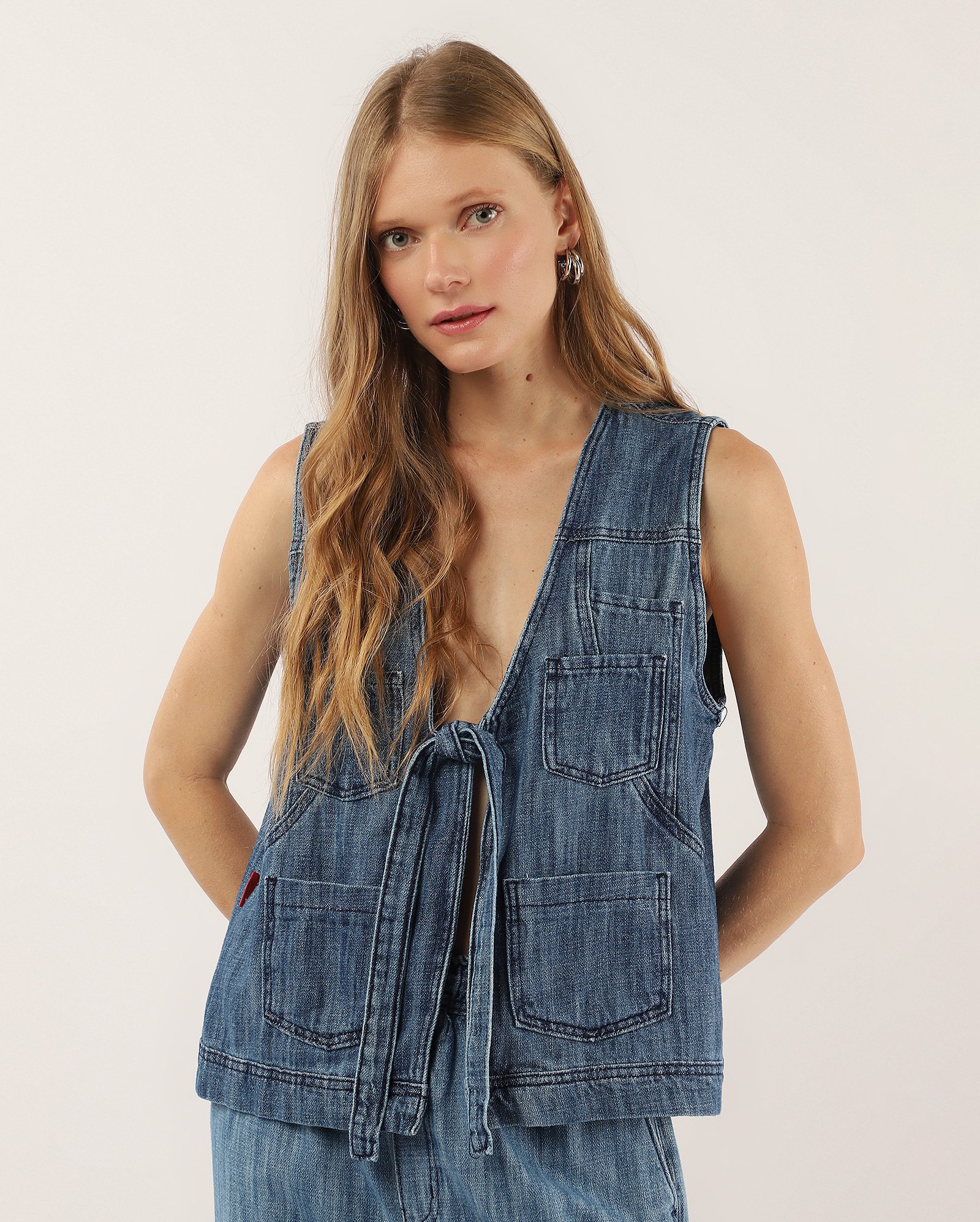 Colete jeans feminino com bolsos e amarração denim médio | Pool Jeans — foto 5
