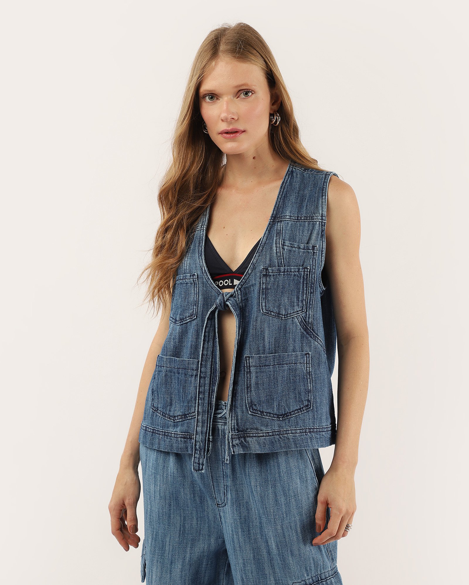 Colete jeans feminino com bolsos e amarração denim médio | Pool Jeans