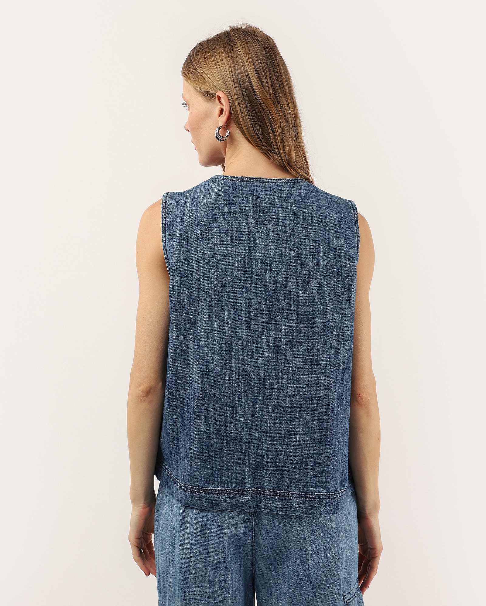 Colete jeans feminino com bolsos e amarração denim médio | Pool Jeans — foto 6