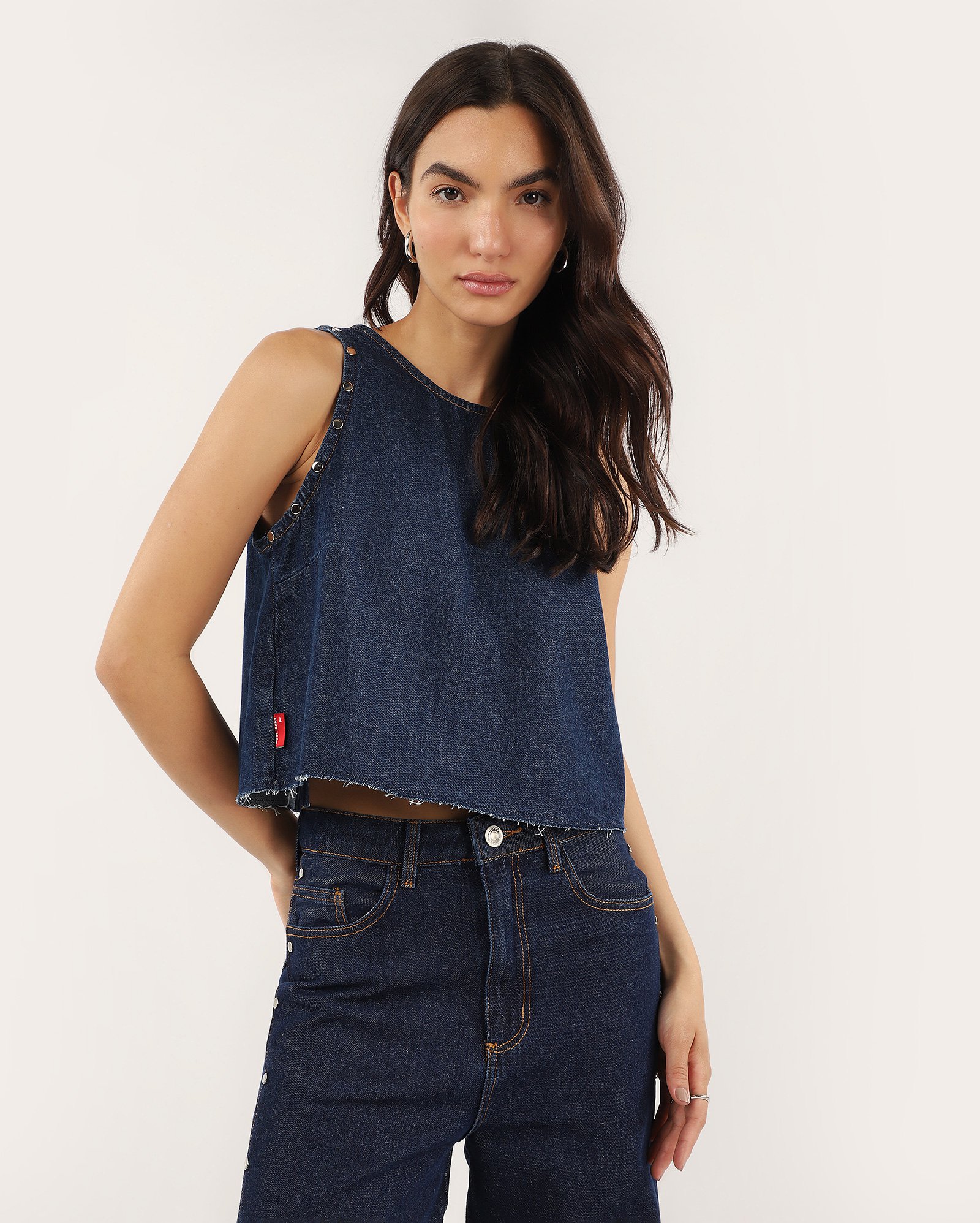 Regata jeans feminina com tachas e puídos denim escuro | Pool Jeans