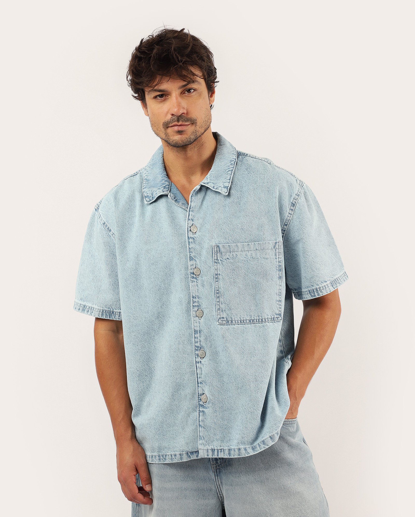 Camisa jeans masculina com bolso denim claro | Pool Loop